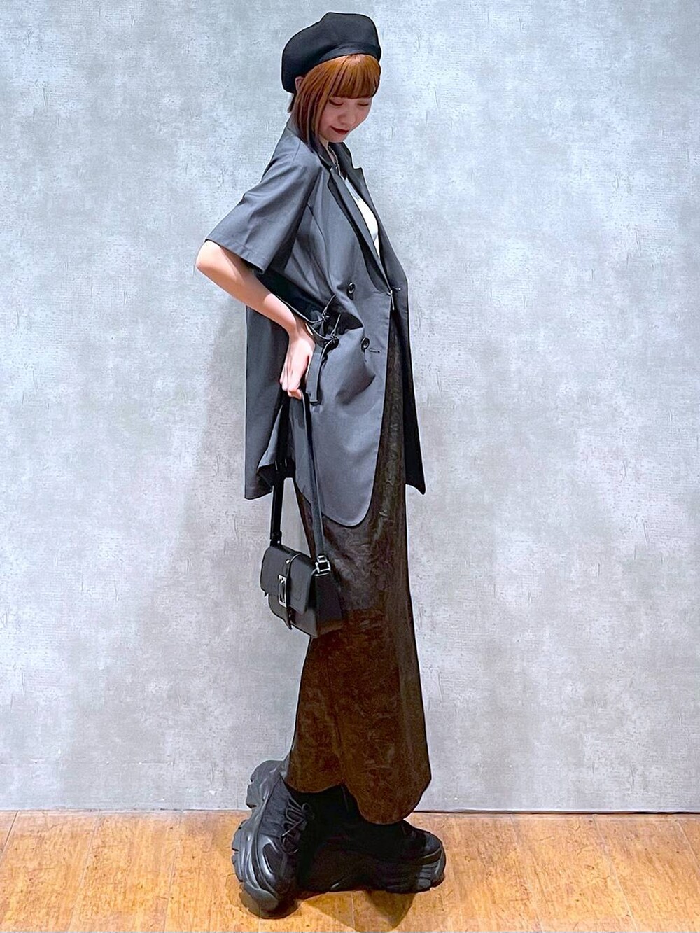 ホワイト系のタンクトップ、ブラック系のスニーカー、ブラック系のハンドバッグを着用したレディースの夏コーディネートの4枚目の写真