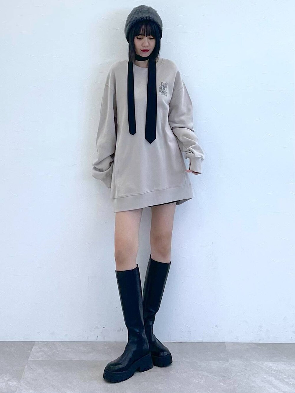 ブラック系のネクタイ、ブラック系のブーツ、ブラック系のその他パンツを着用したレディースの秋コーディネートの8枚目の写真