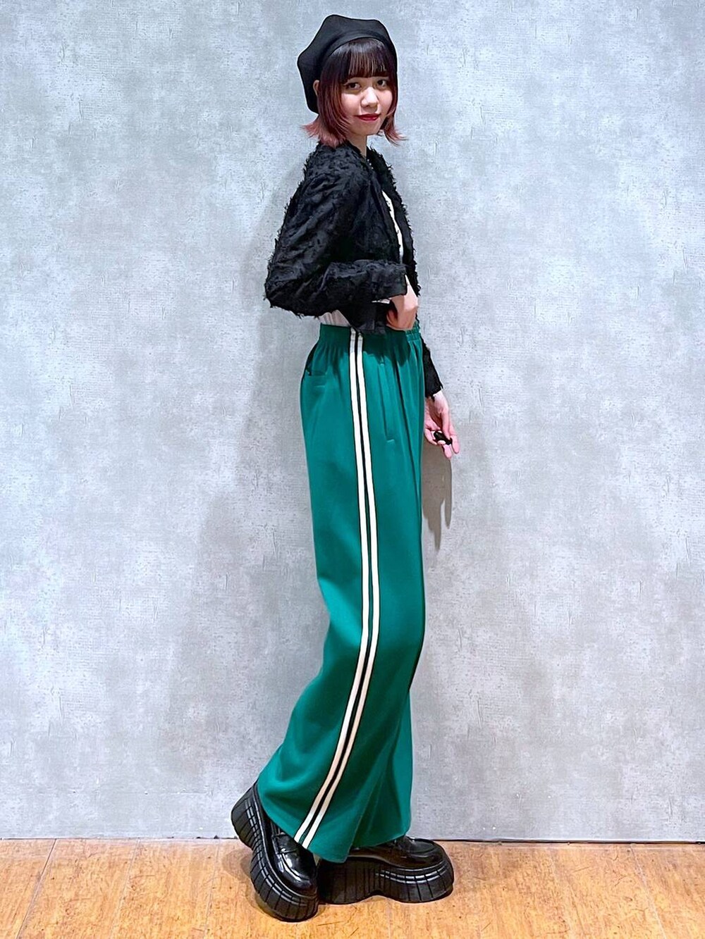 ブラック系のテーラードジャケット、グリーン系のその他パンツ、ブラック系のローファーを着用したレディースの春コーディネートの3枚目の写真