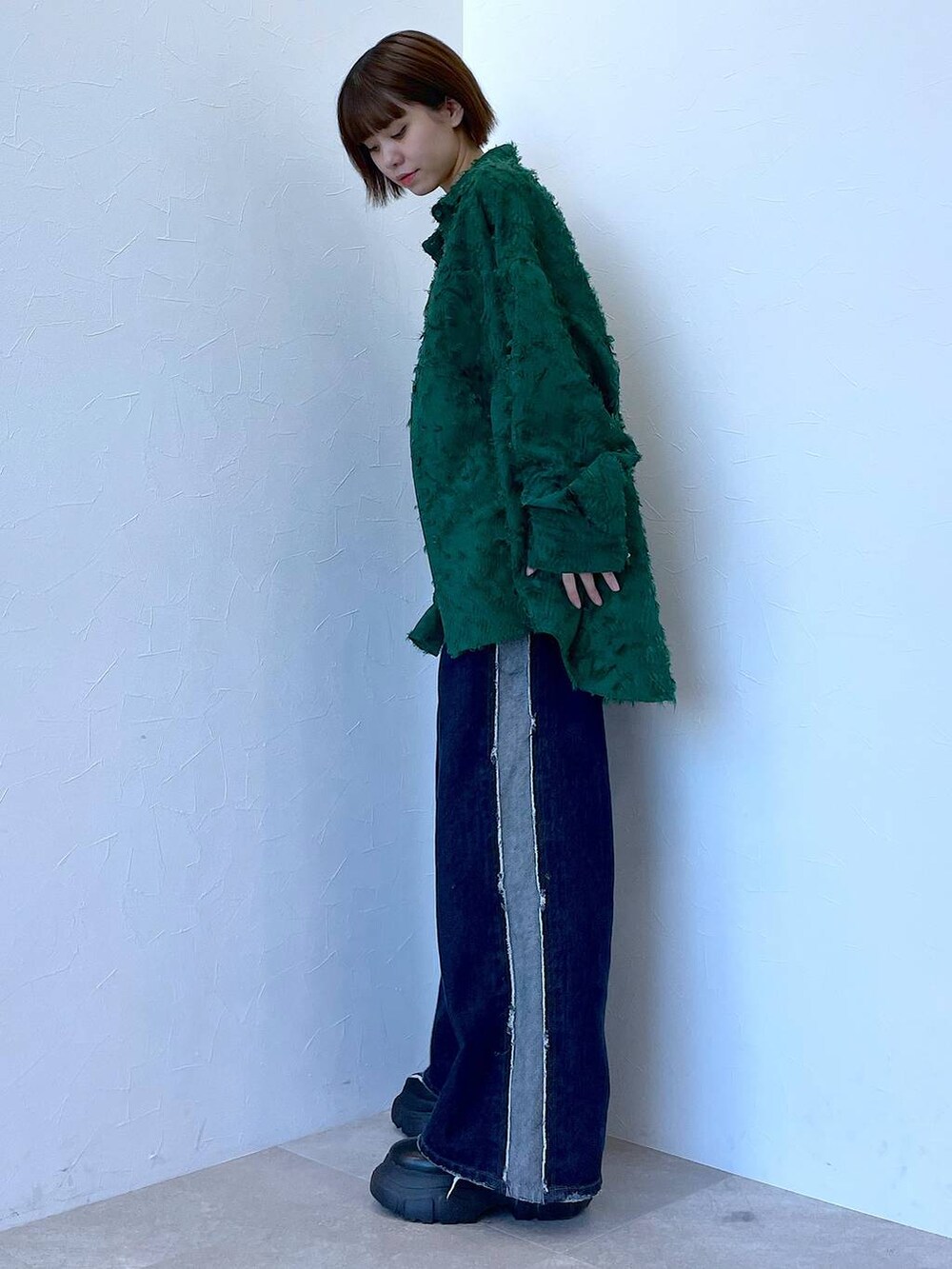 ブラック系のキャミソール、ブルー系のデニムパンツ、グリーン系のシャツ/ブラウスを着用したレディースの秋コーディネートの2枚目の写真