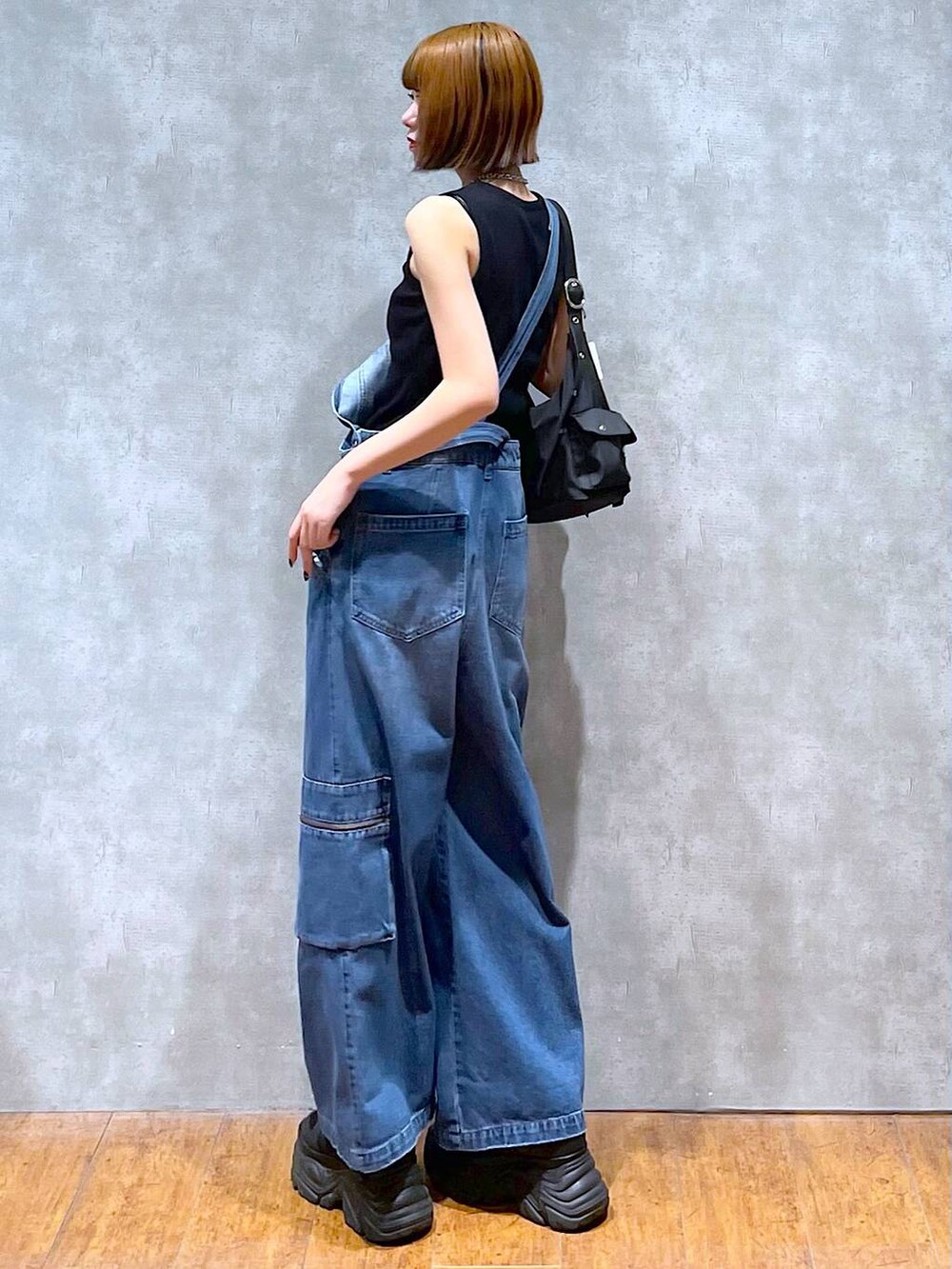 ブラック系のショルダーバッグ、ブラック系のスニーカー、ブラック系のタンクトップを着用したレディースの夏コーディネートの5枚目の写真