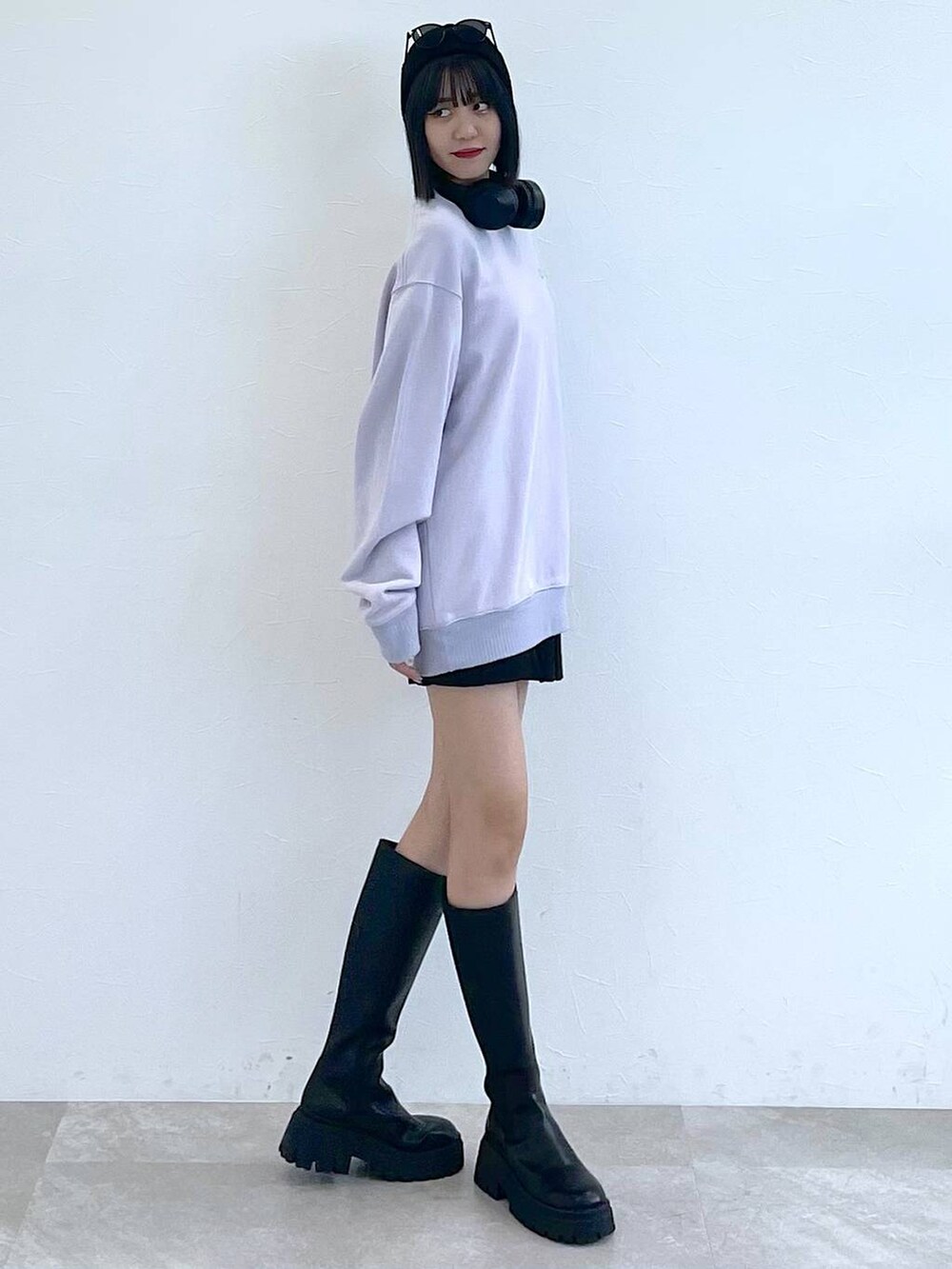 「高身長、女子ウケ、秋コーデ、PBLIM、ショートパンツ、ブーツ、差し色コーデ、骨格ナチュラル、モード、カジュアル、PAGEBOY、着痩せ・細見え、スウェット、韓国系、韓国ファッション」｜「PAGEBOYのラッププリーツショートパンツ（その他パンツ、ブラック系）」を使った、Kotohaさん（レディース・170cm）の秋コーディネートの3枚目の写真