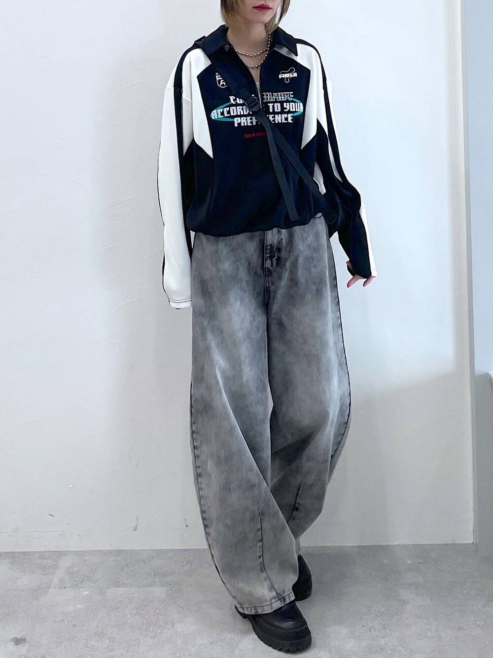 ブラック系のデニムパンツ、ブラック系のボディバッグ/ウエストポーチ、ブラック系のブーツを着用したレディースの冬コーディネートの8枚目の写真