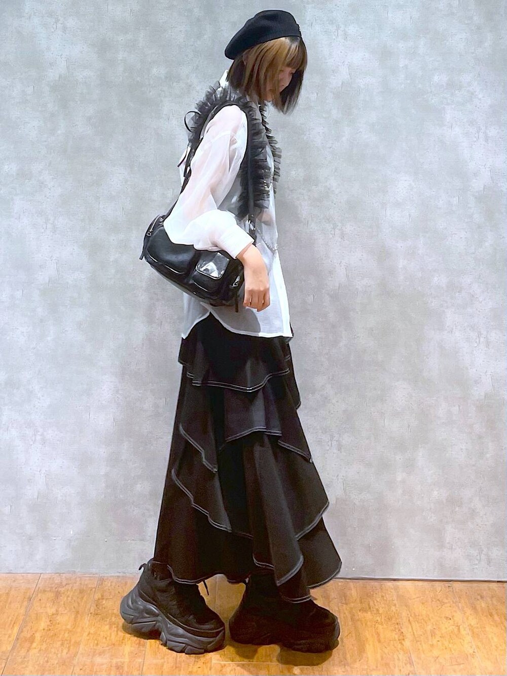 ブラック系のスニーカー、ホワイト系のシャツ/ブラウス、ブラック系のショルダーバッグを着用したレディースの秋コーディネートの5枚目の写真