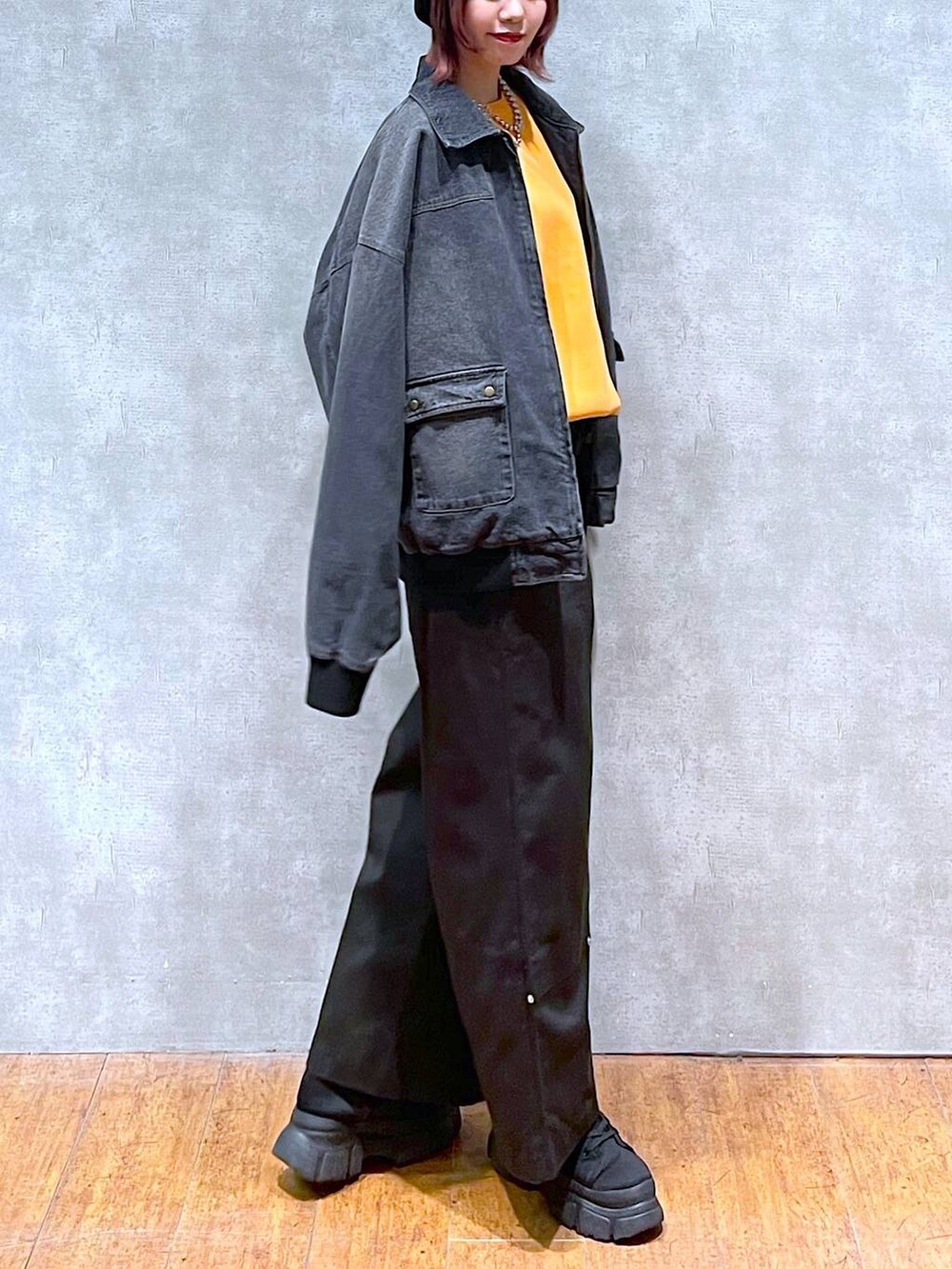 ブラック系のデニムジャケット、ブラック系のブーツ、ブラック系のその他パンツを着用したレディースの春コーディネートの6枚目の写真