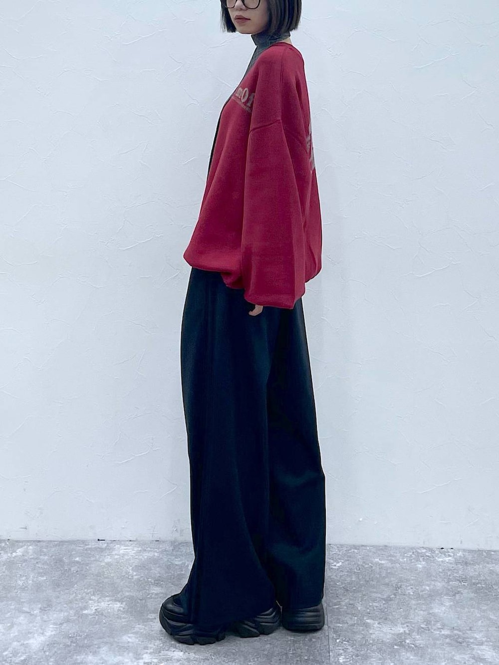 ブラック系のスニーカー、グレー系のネクタイ、ブラック系のスラックスを着用したレディースの秋コーディネートの6枚目の写真