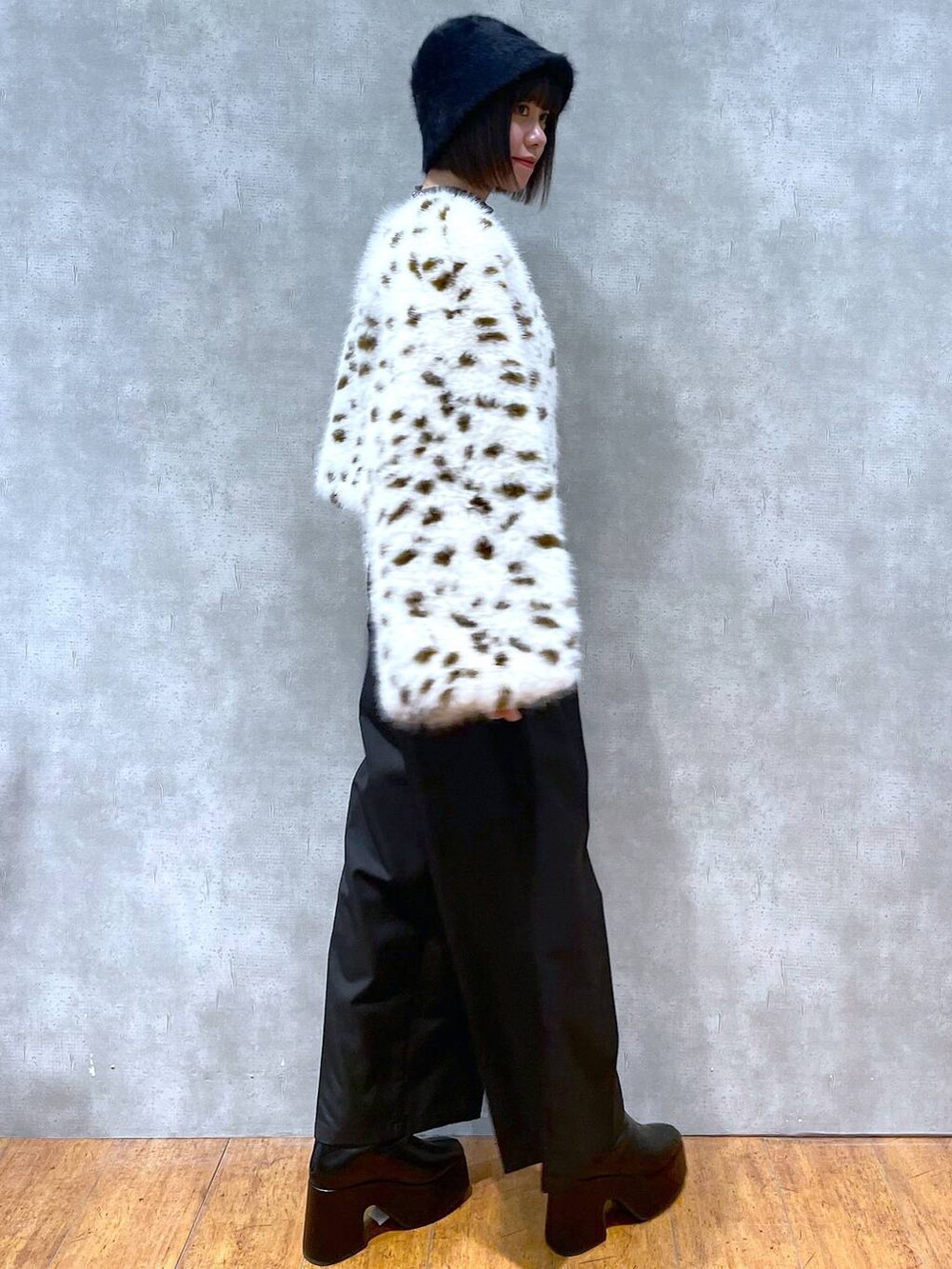 ブラック系のブーツ、ブラウン系のブルゾン、グレー系のTシャツ/カットソーを着用したレディースの冬コーディネートの2枚目の写真