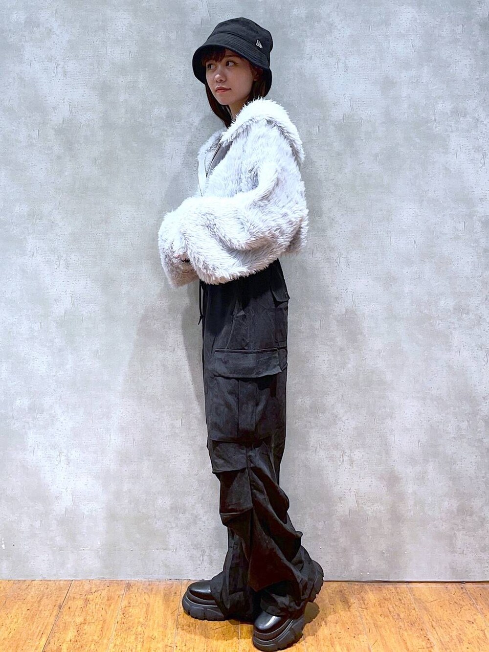 ブラック系のキャミソール、ブラック系のブーツ、ブラック系のカーゴパンツを着用したレディースの秋コーディネートの2枚目の写真