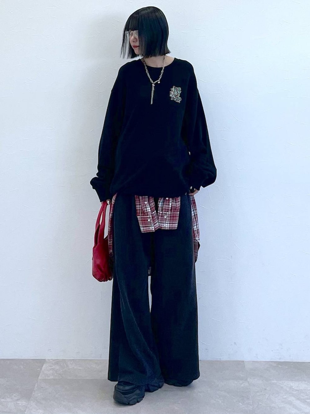 ブラック系のスニーカー、レッド系のシャツ/ブラウス、レッド系のハンドバッグを着用したレディースの秋コーディネートの9枚目の写真