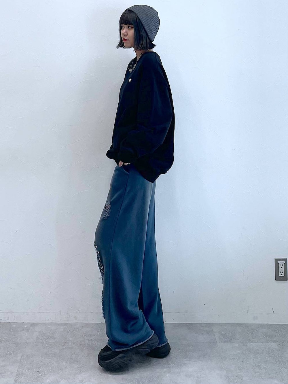 ブラック系のスニーカー、ブルー系のスウェットパンツ、ブラック系のスウェットを着用したレディースの秋コーディネートの3枚目の写真