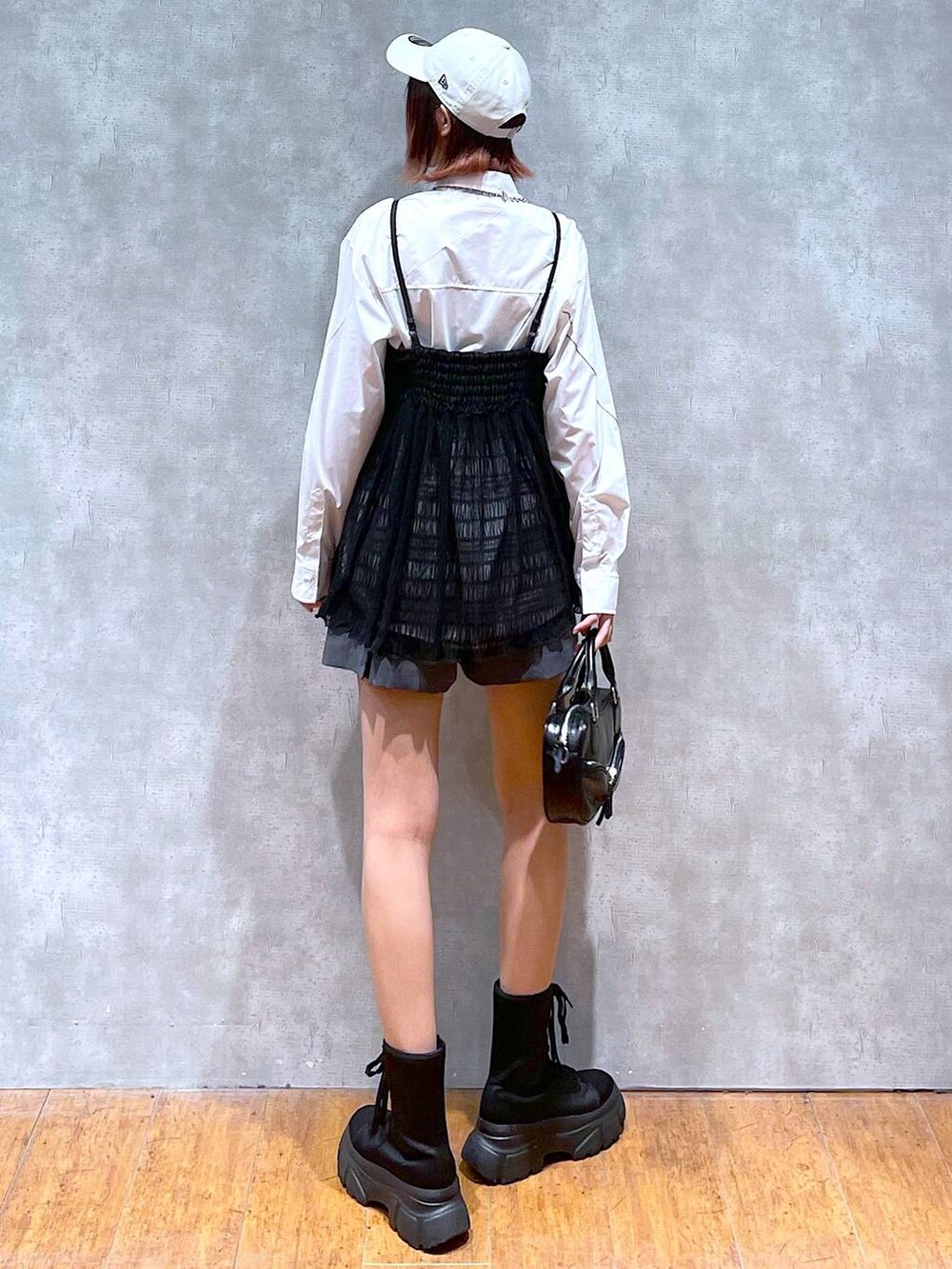 ホワイト系のシャツ/ブラウス、グレー系のその他パンツ、ブラック系のブーツを着用したレディースの春コーディネートの7枚目の写真