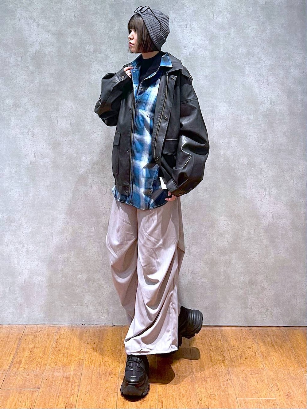 ブラック系のスニーカー、ブラック系のブルゾン、ブルー系のシャツ/ブラウスを着用したレディースの秋コーディネートの4枚目の写真