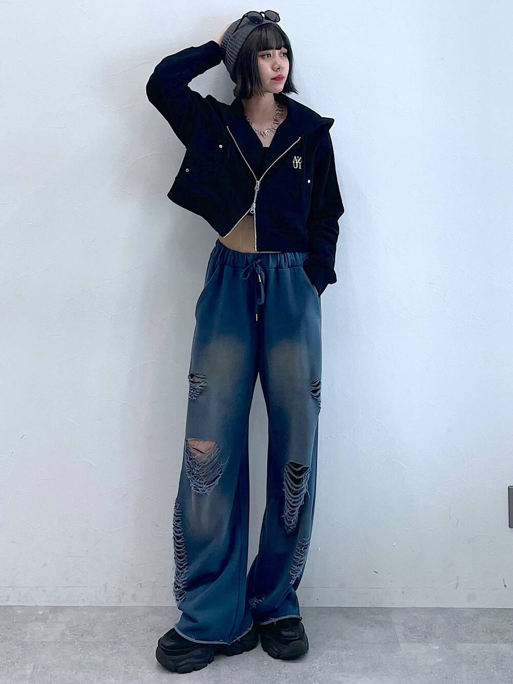 ブラック系のスニーカー、ブルー系のスウェットパンツ、ブラック系のキャミソールを着用したレディースの夏コーディネートの2枚目の写真