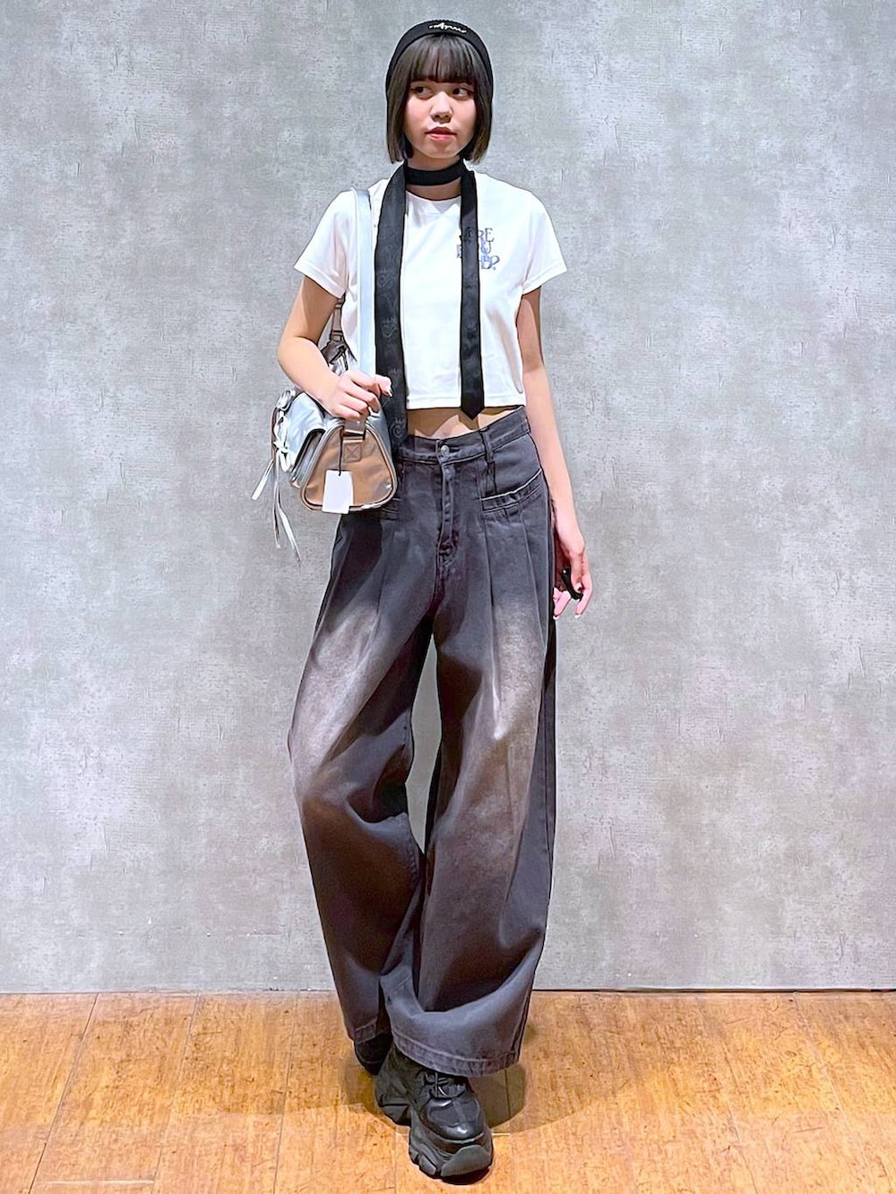 ブラック系のスニーカー、ブラック系のネクタイ、ホワイト系のTシャツ/カットソーを着用したレディースの夏コーディネートの3枚目の写真