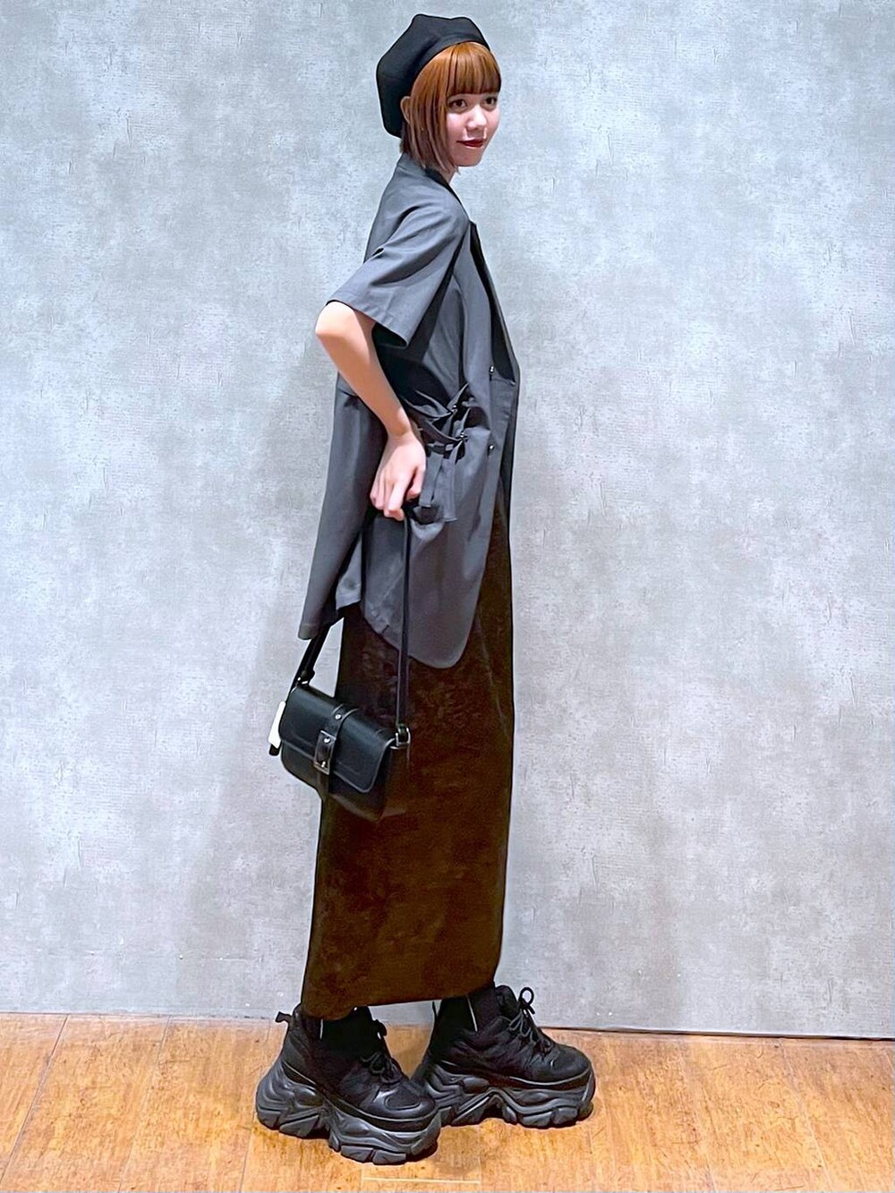 ホワイト系のタンクトップ、ブラック系のスニーカー、ブラック系のハンドバッグを着用したレディースの夏コーディネートの5枚目の写真