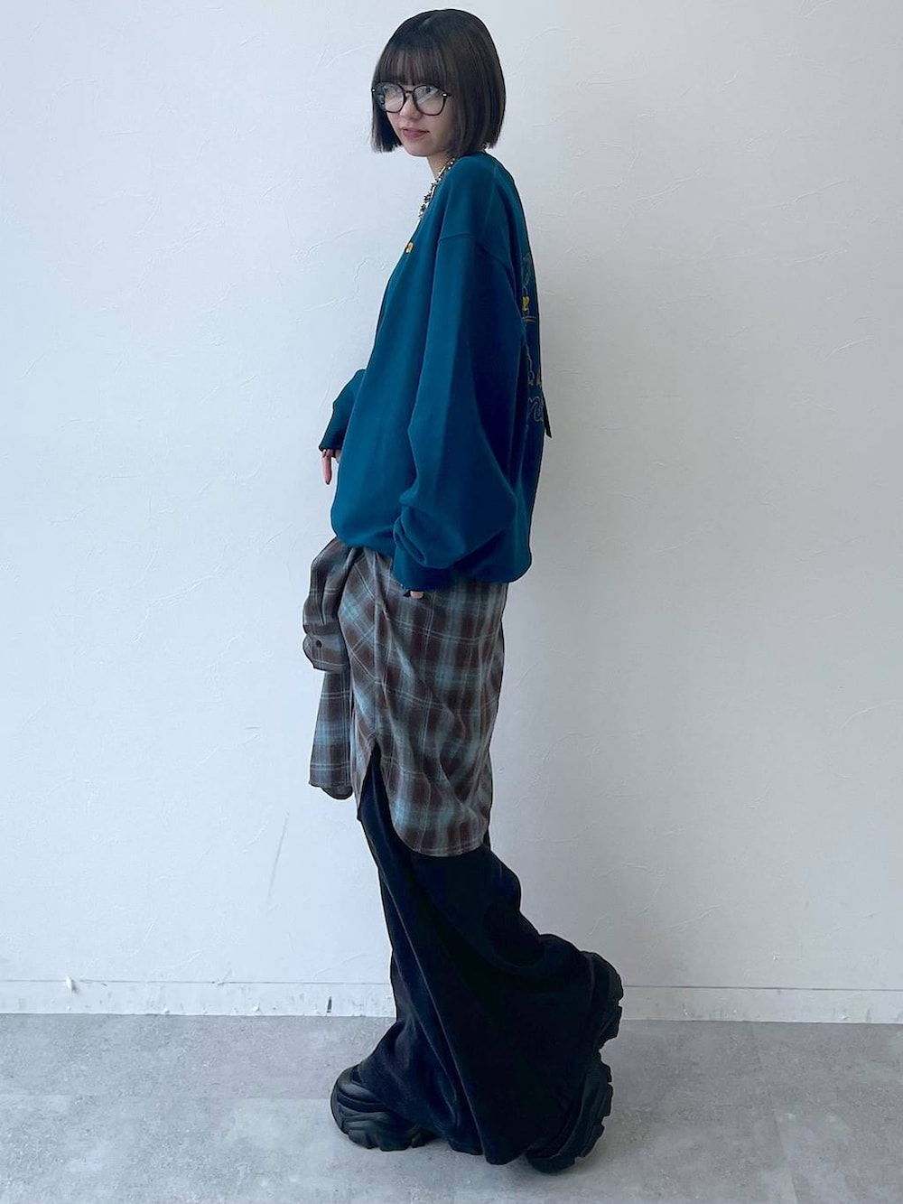 ブラック系のスニーカー、ブラック系のショルダーバッグ、グリーン系のスウェットを着用したレディースの秋コーディネートの5枚目の写真