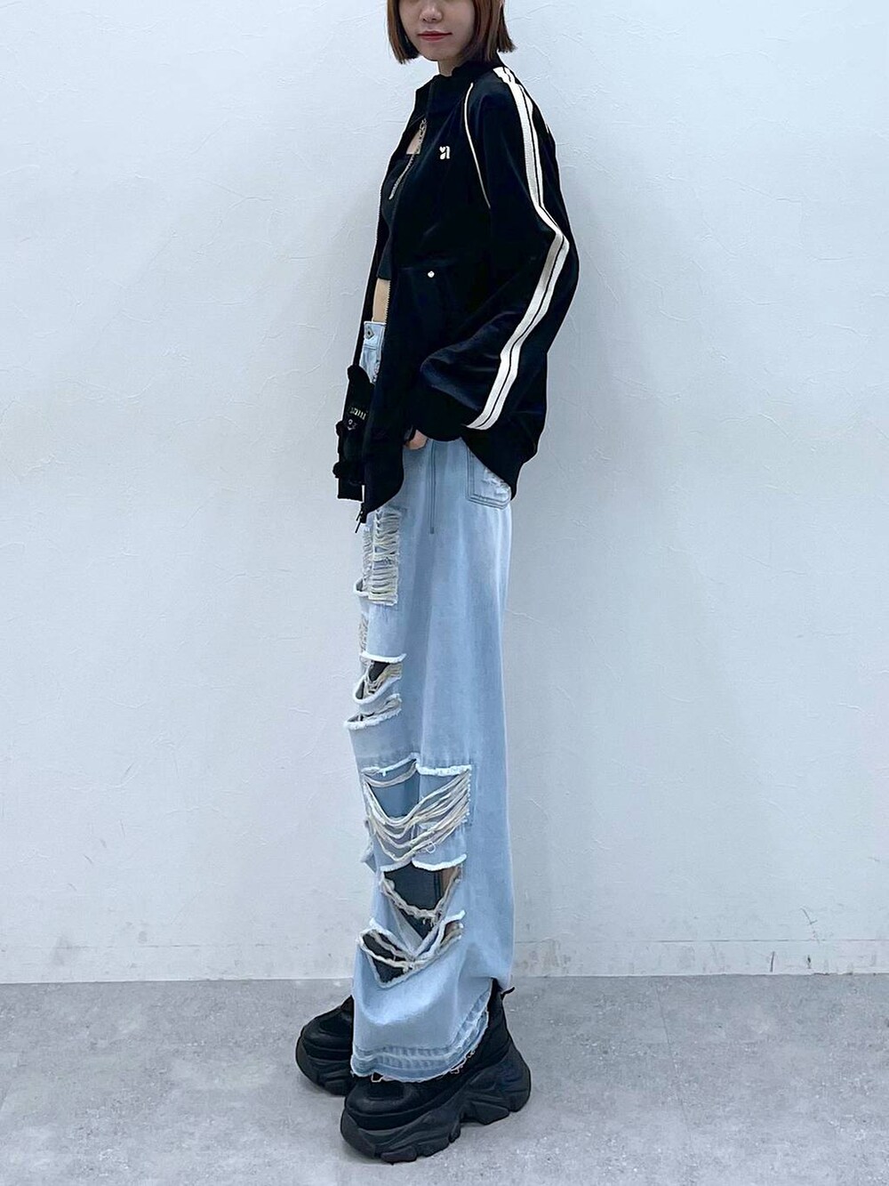 その他のデニムパンツ、ブラック系のキャミソール、ブラック系のスニーカーを着用したレディースの秋コーディネートの2枚目の写真