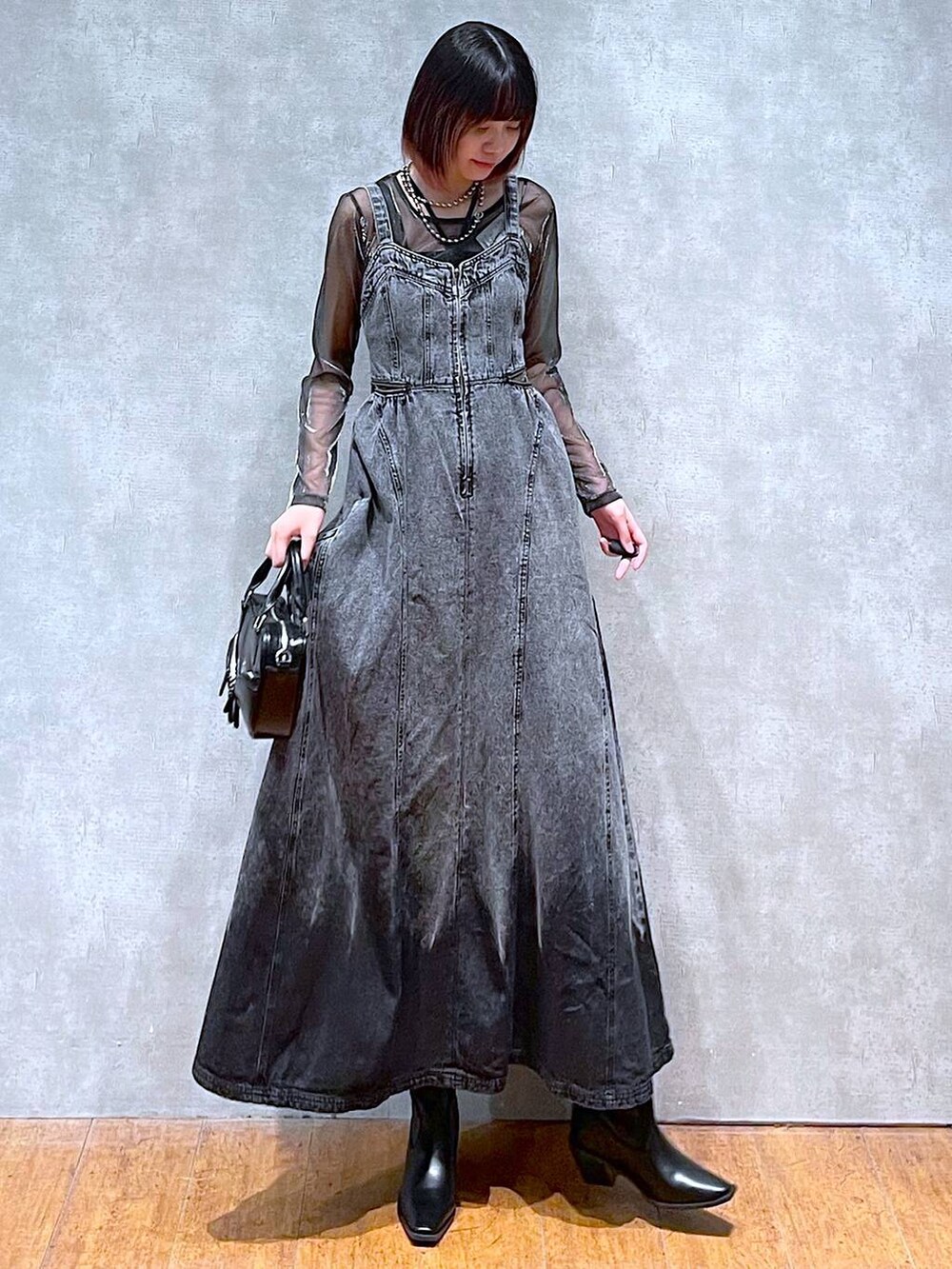 ブラック系のTシャツ/カットソー、ブラック系のワンピース、ブラック系のキャミソールを着用したレディースの春コーディネートの2枚目の写真