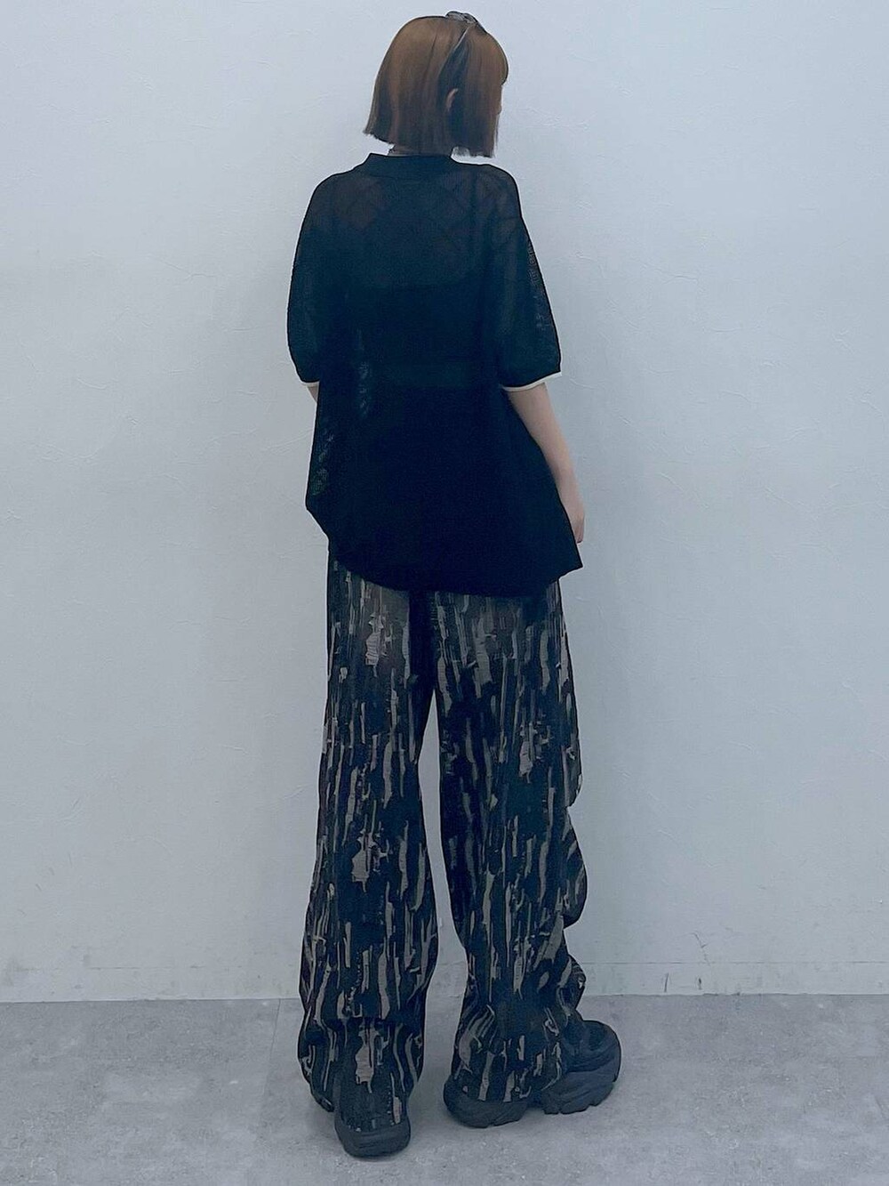 ブラック系のスニーカー、ブラック系のキャミソール、ブラック系のシャツ/ブラウスを着用したレディースの夏コーディネートの6枚目の写真