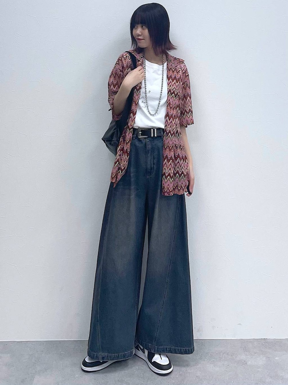 ピンク系のシャツ/ブラウス、ブルー系のデニムパンツ、ホワイト系のTシャツ/カットソーを着用したレディースの春コーディネートの6枚目の写真