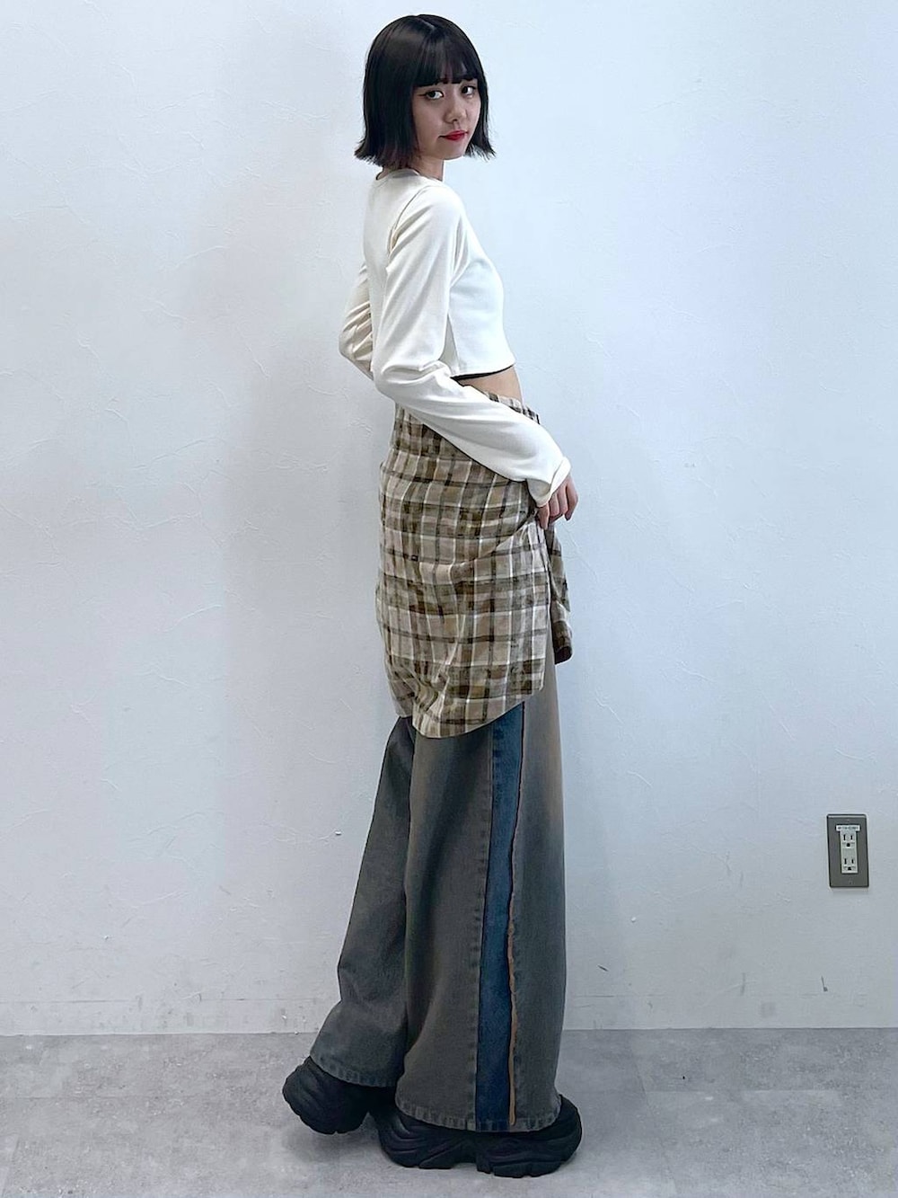 ブラック系のスニーカー、ブラウン系のシャツ/ブラウス、ブルー系のデニムパンツを着用したレディースの夏コーディネートの3枚目の写真