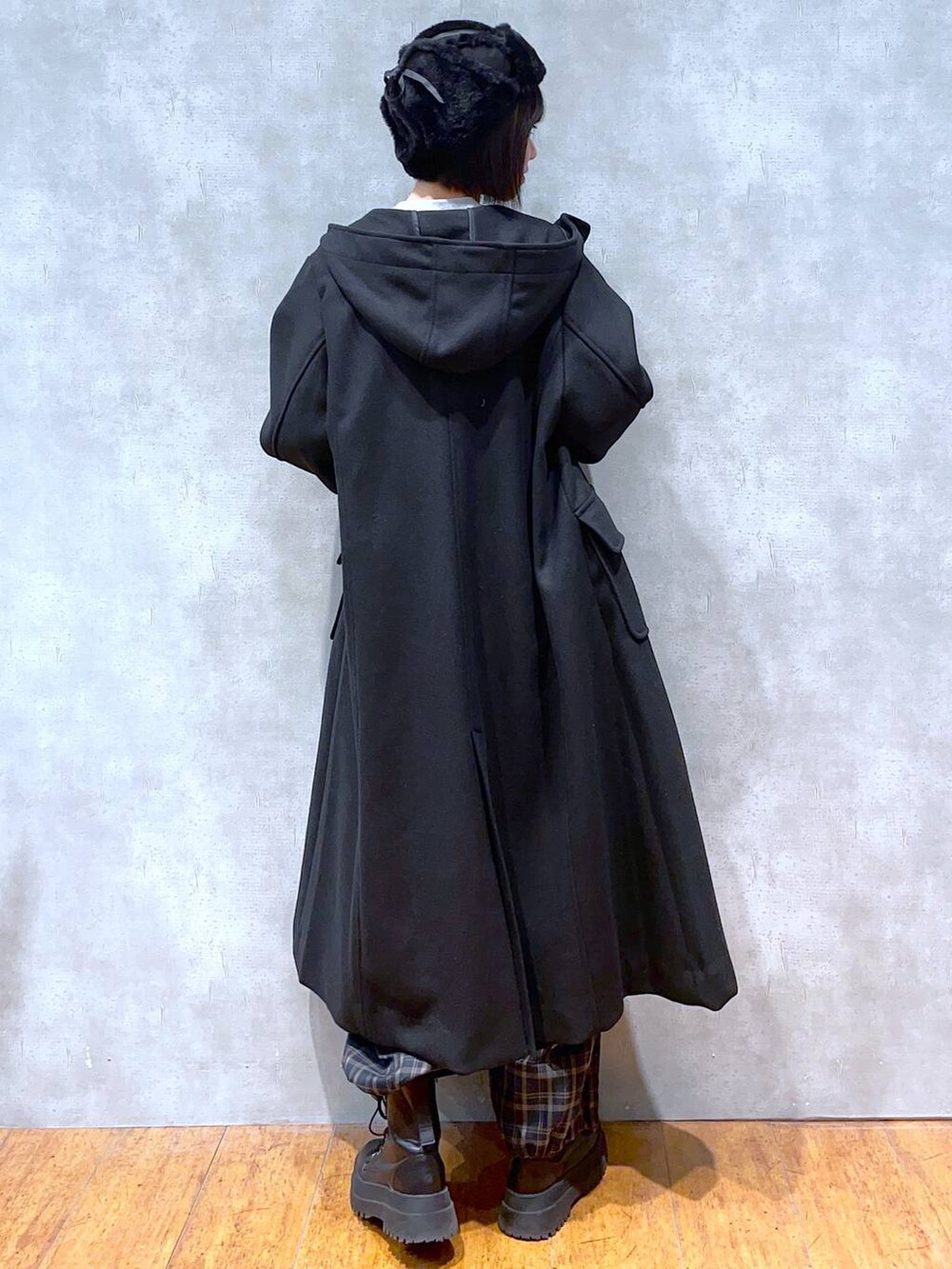 ブラック系のブーツ、ブラック系のダッフルコート、グリーン系のカーゴパンツを着用したレディースの冬コーディネートの3枚目の写真