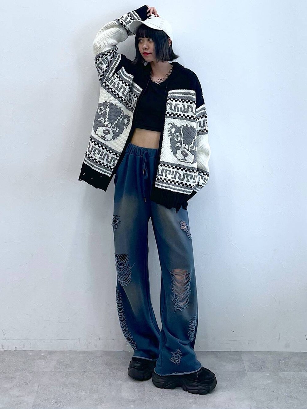 ブラック系のスニーカー、ブルー系のスウェットパンツ、ブラック系のTシャツ/カットソーを着用したレディースの秋コーディネートの3枚目の写真