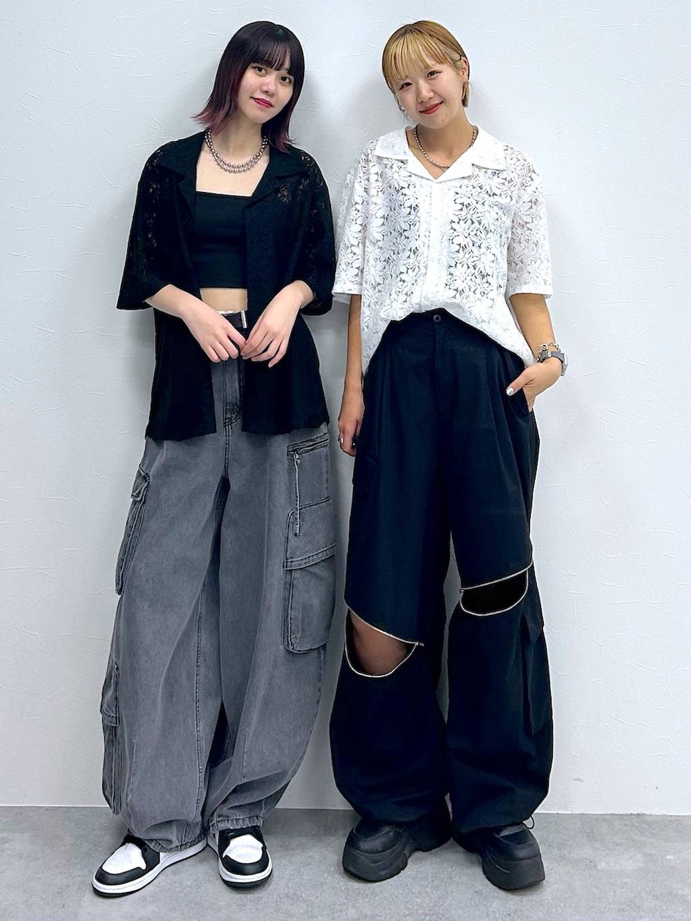 ブラック系のシャツ/ブラウス、ホワイト系のシャツ/ブラウス、ブラック系のキャミソールを着用したレディースの春コーディネートの3枚目の写真
