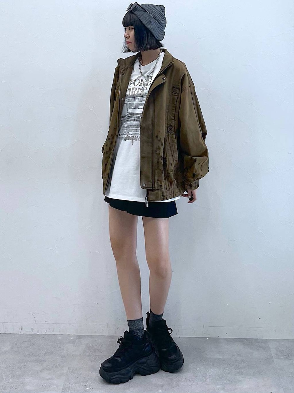 ブラック系のスニーカー、ブラック系のその他パンツ、ブラウン系のデニムジャケットを着用したレディースの夏コーディネートの3枚目の写真