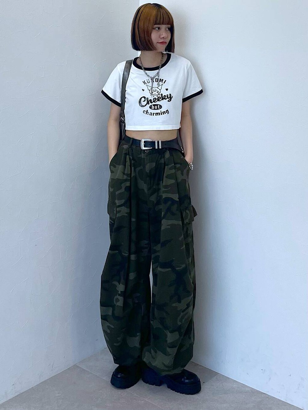 ブラック系のブーツ、グリーン系のカーゴパンツ、シルバー系のブレスレットを着用したレディースの夏コーディネートの7枚目の写真