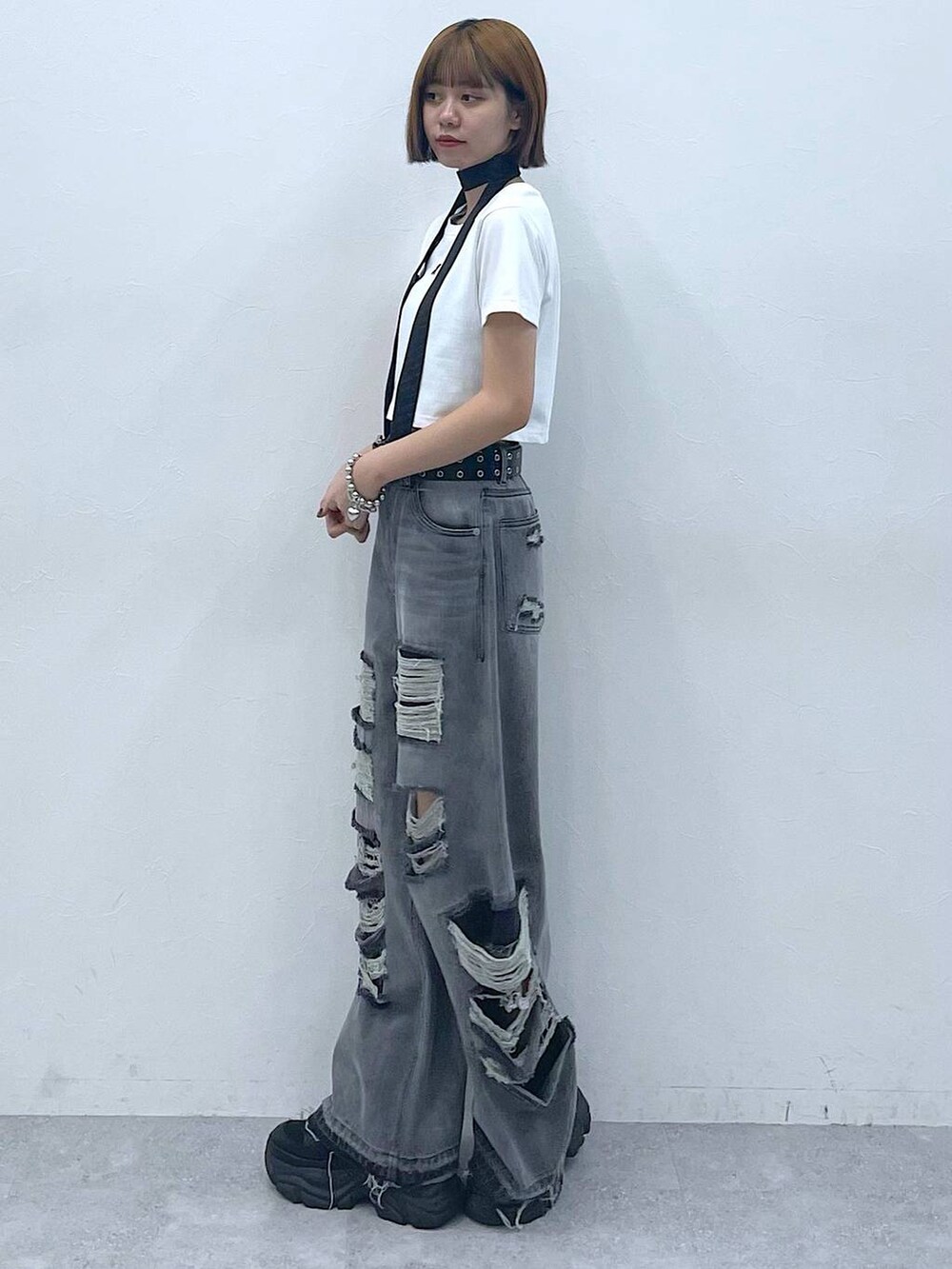 ブラック系のデニムパンツ、ブラック系のスニーカー、ブラック系のネクタイを着用したレディースの夏コーディネートの4枚目の写真