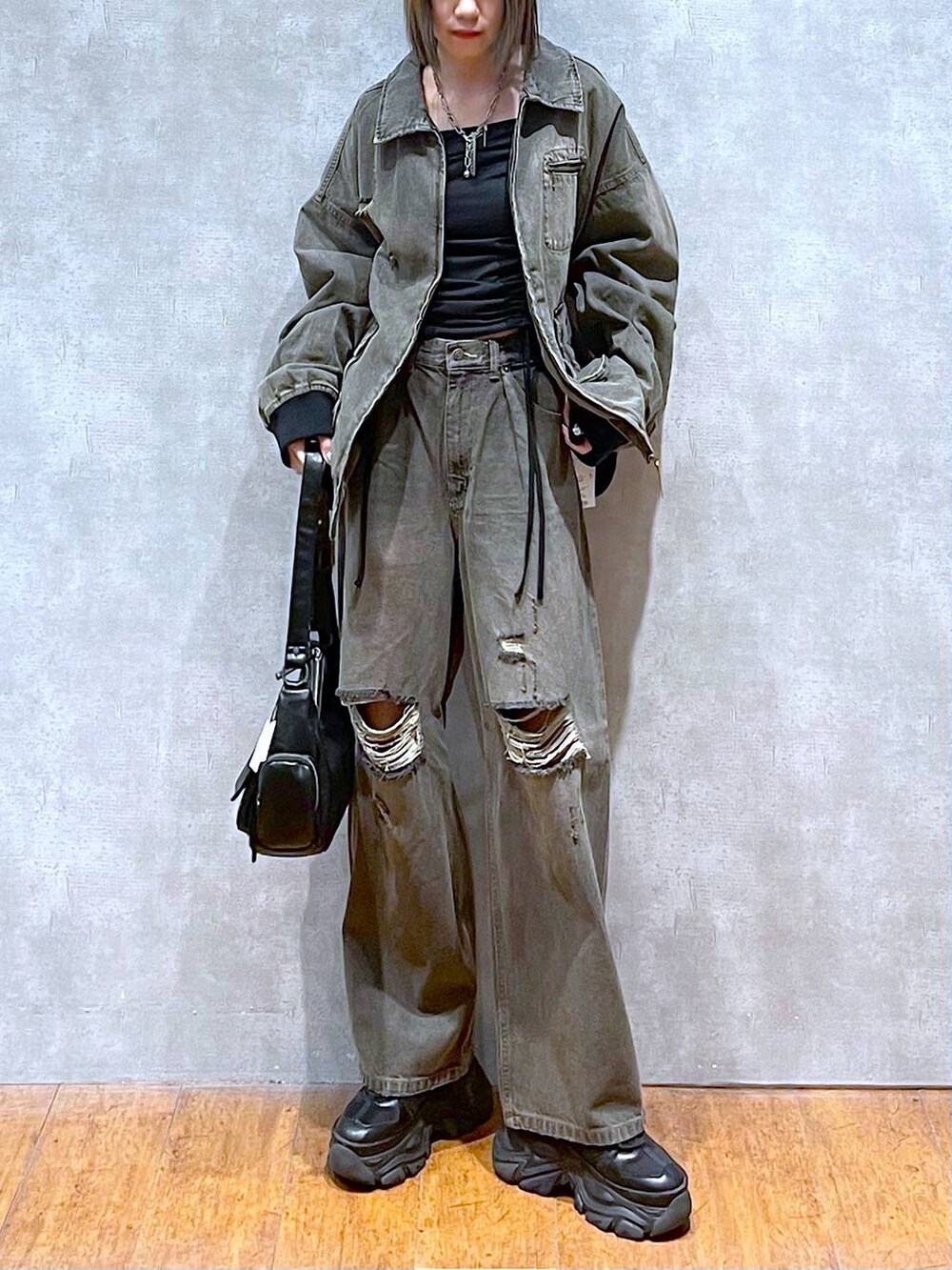 ブラック系のスニーカー、ブラック系のTシャツ/カットソー、ブラック系のブルゾンを着用したレディースの秋コーディネートの9枚目の写真