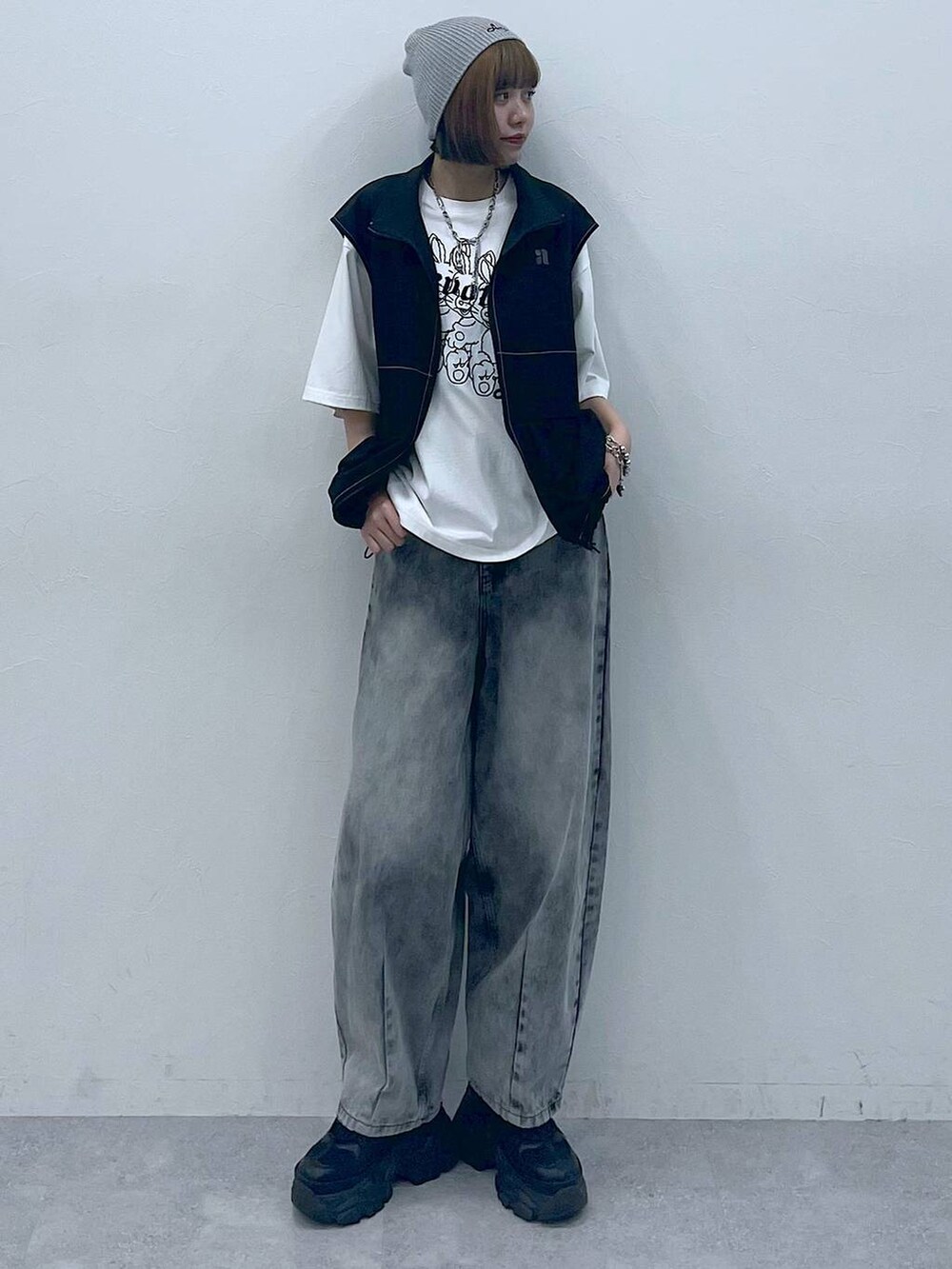 ブラック系のスニーカー、ブラック系のデニムパンツ、ホワイト系のTシャツ/カットソーを着用したレディースの夏コーディネートの2枚目の写真