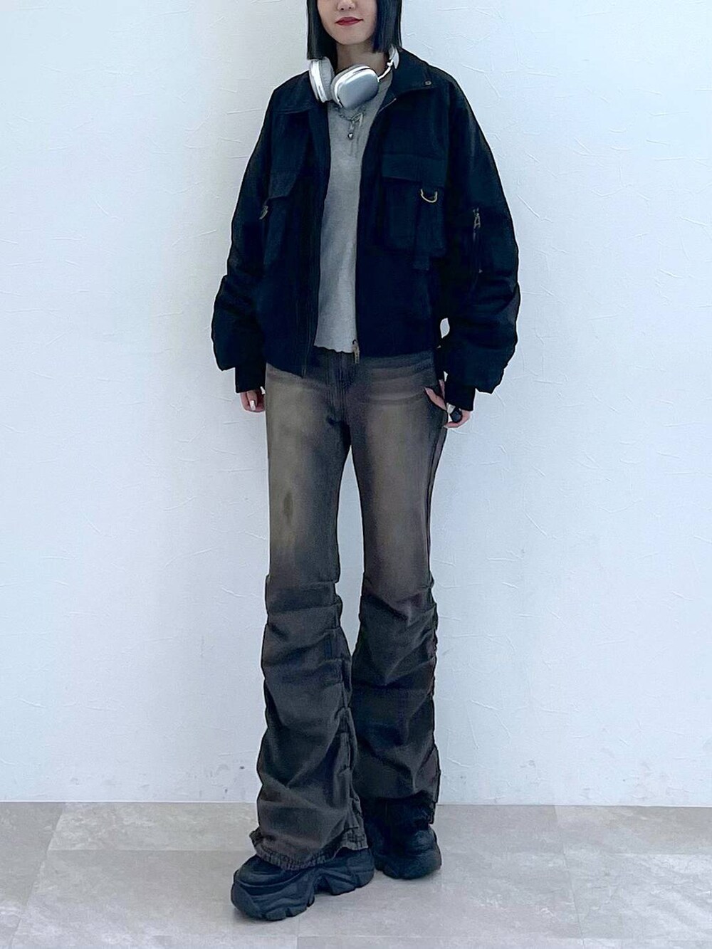 ブラック系のスニーカー、ブラック系のデニムパンツ、グレー系のTシャツ/カットソーを着用したレディースの秋コーディネートの9枚目の写真