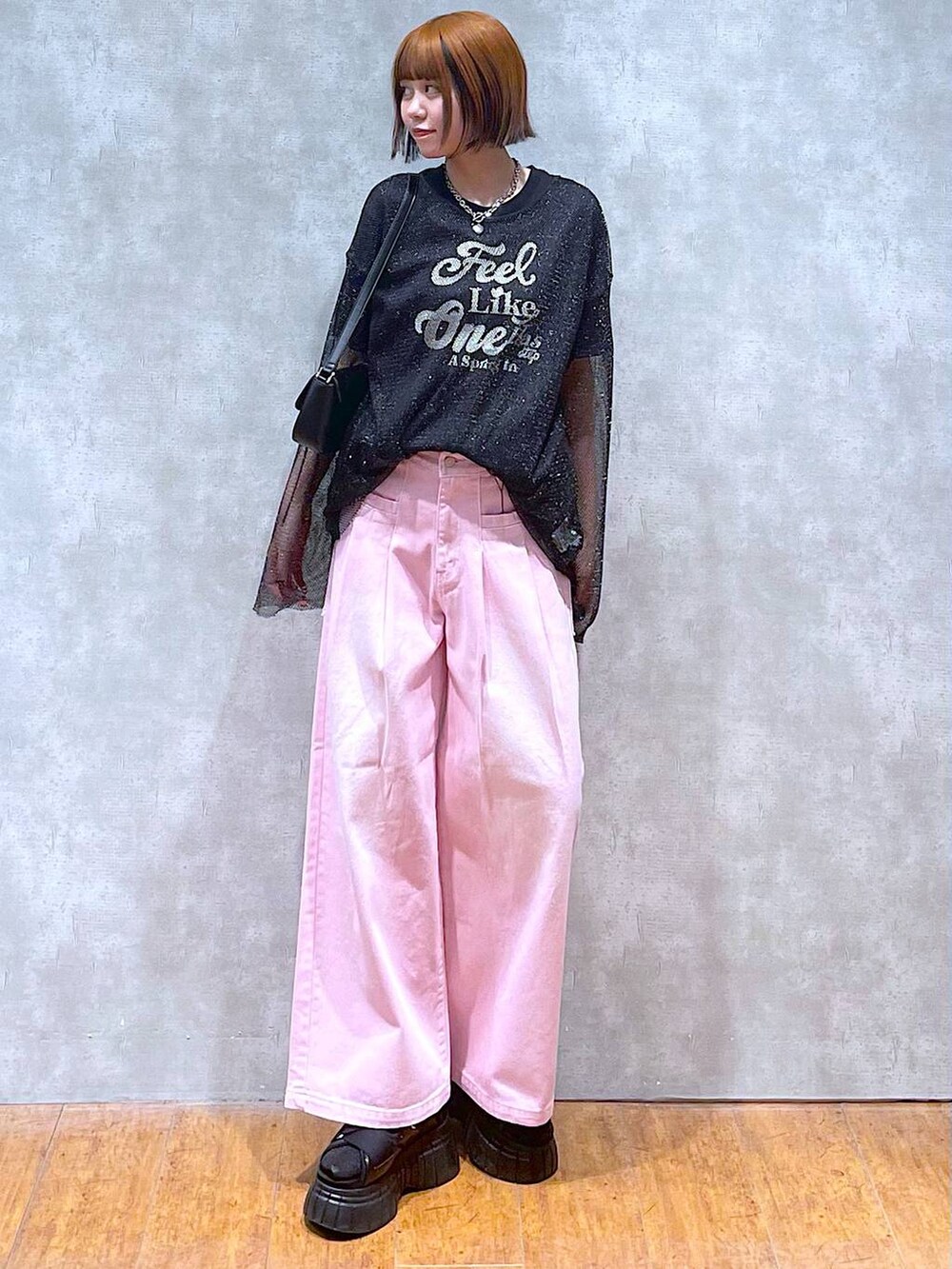 ブラック系のスニーカー、ブラック系のTシャツ/カットソー、ブラック系のTシャツ/カットソーを着用したレディースの夏コーディネートの2枚目の写真