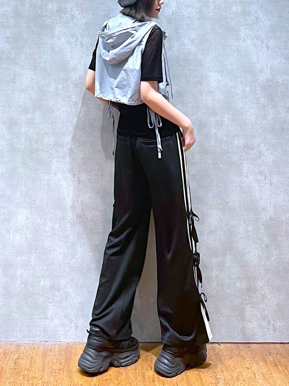 ブラック系のスニーカー、グレー系のナイロンジャケット、ブラック系のその他パンツを着用したレディースの秋コーディネートの6枚目の写真