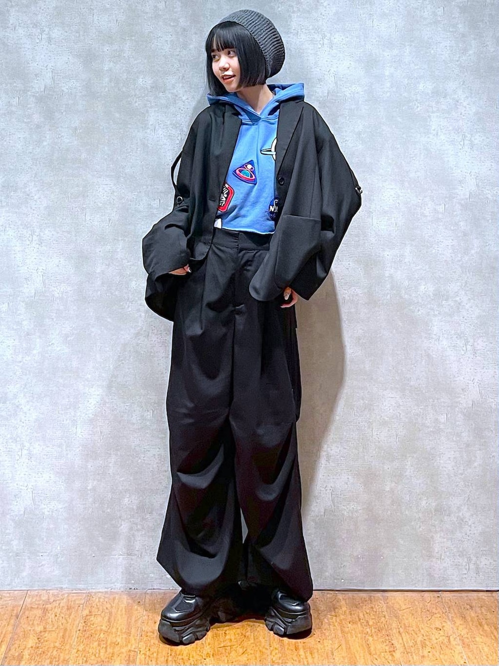 ブラック系のスニーカー、ブラック系のテーラードジャケット、ブラック系のその他パンツを着用したレディースの秋コーディネートの2枚目の写真