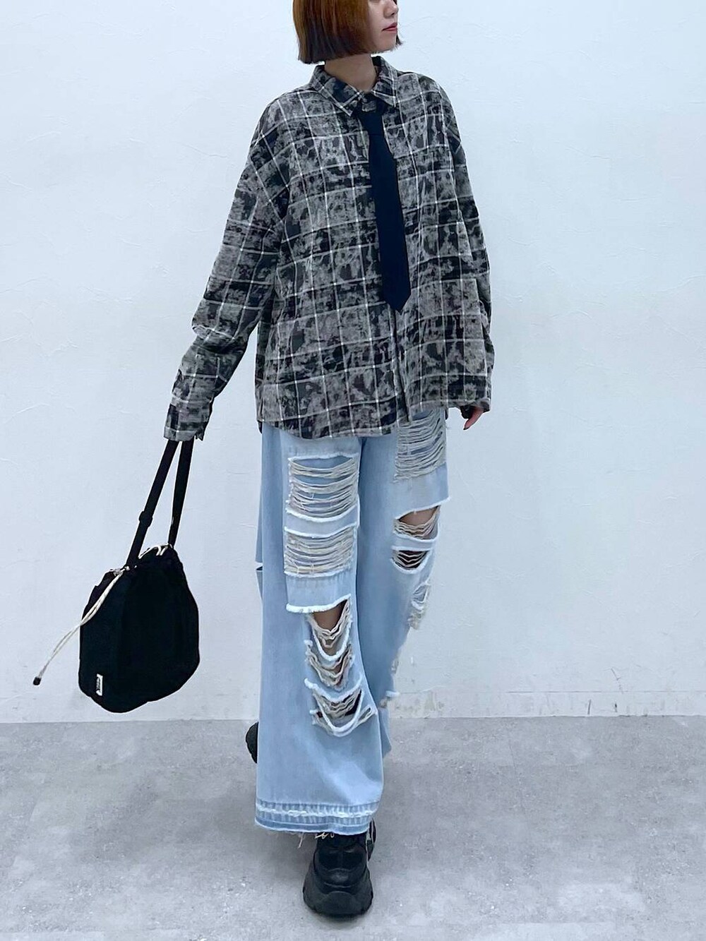 その他のデニムパンツ、ブラック系のショルダーバッグ、ブラック系のスニーカーを着用したレディースの夏コーディネートの2枚目の写真