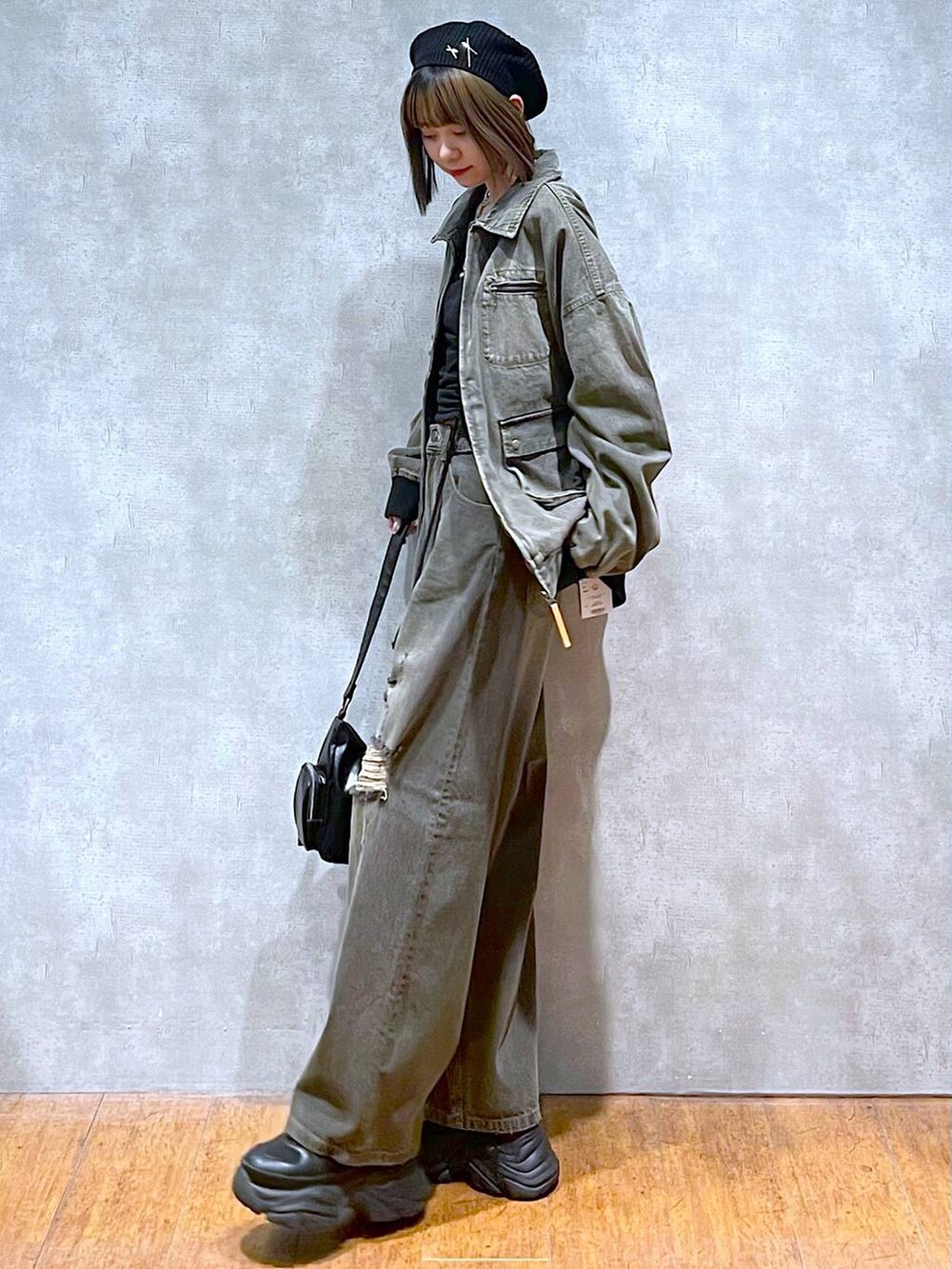 ブラック系のスニーカー、ブラック系のTシャツ/カットソー、ブラック系のブルゾンを着用したレディースの秋コーディネートの7枚目の写真