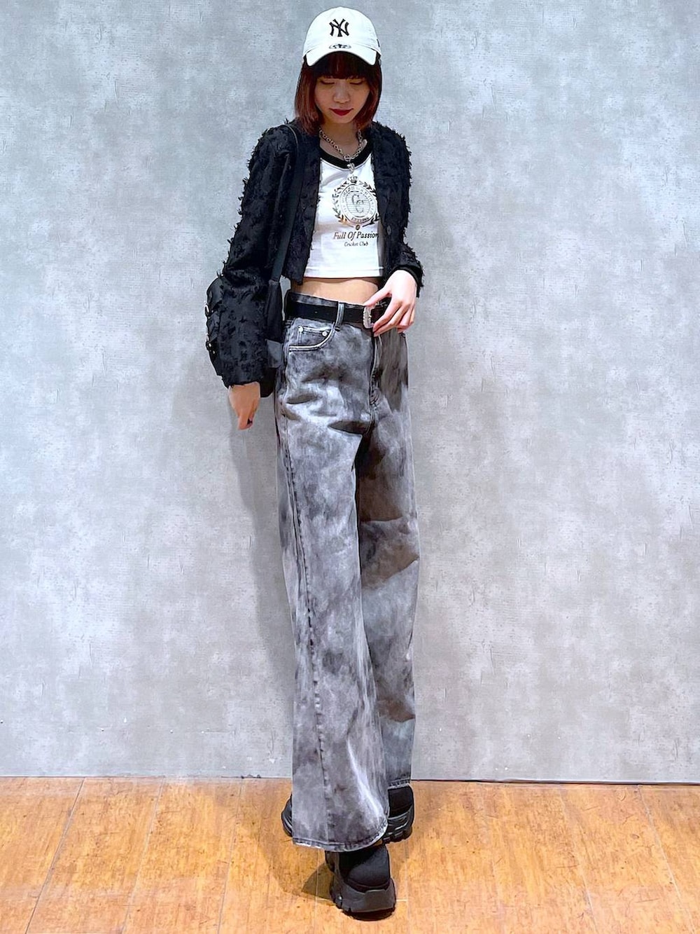 ブラック系のショルダーバッグ、ホワイト系のTシャツ/カットソー、ブラック系のテーラードジャケットを着用したレディースの春コーディネートの4枚目の写真