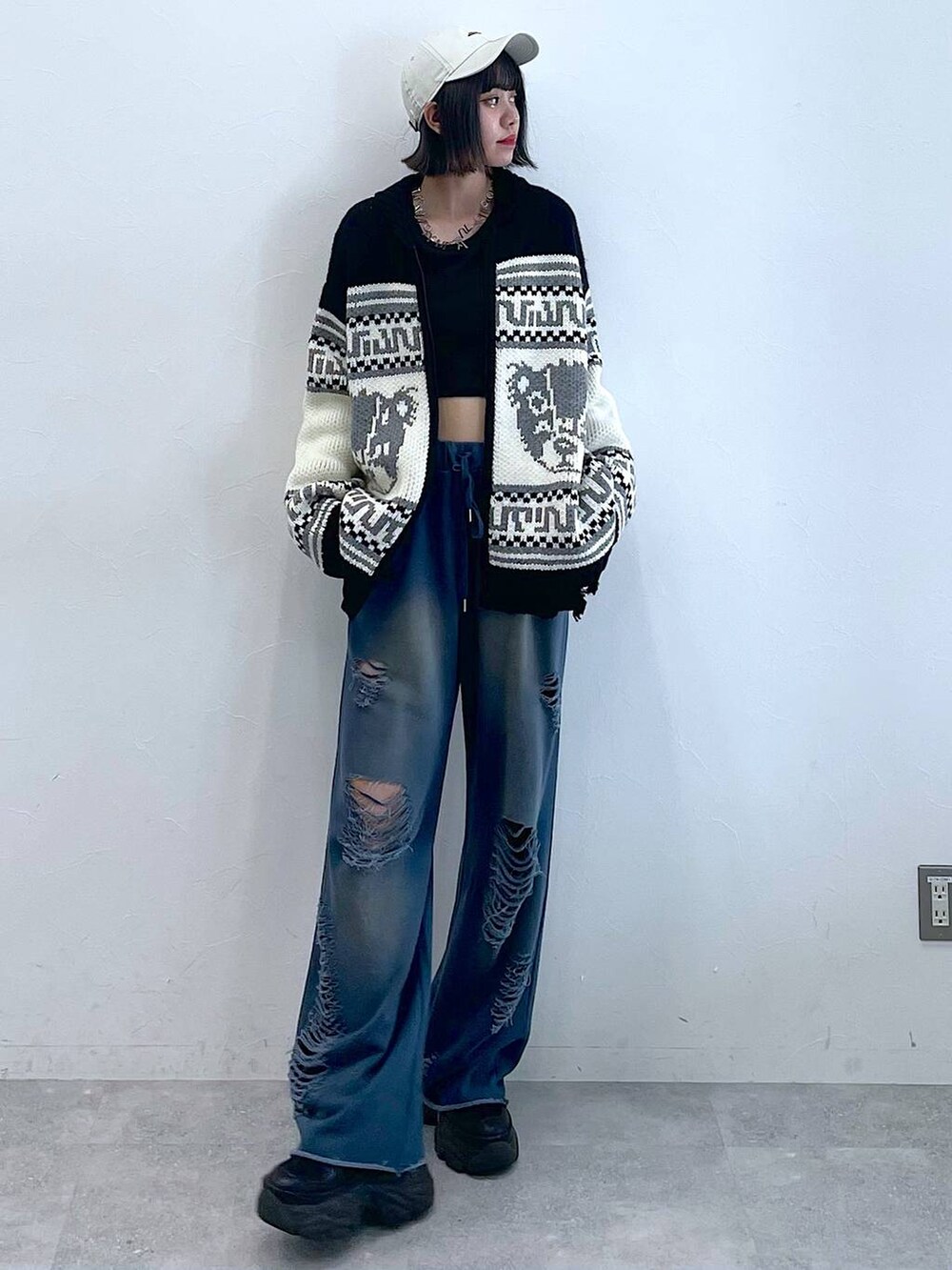 ブラック系のスニーカー、ブルー系のスウェットパンツ、ブラック系のTシャツ/カットソーを着用したレディースの秋コーディネートの6枚目の写真