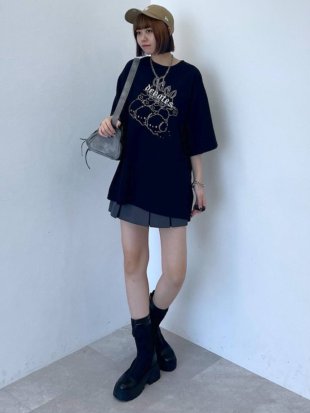 ブラック系のブーツ、グレー系のその他パンツ、グレー系のショルダーバッグを着用したレディースの夏コーディネートの5枚目の写真