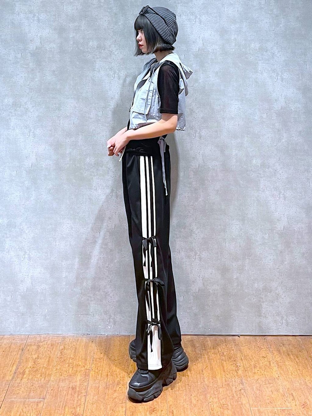 ブラック系のスニーカー、グレー系のナイロンジャケット、ブラック系のその他パンツを着用したレディースの秋コーディネートの4枚目の写真