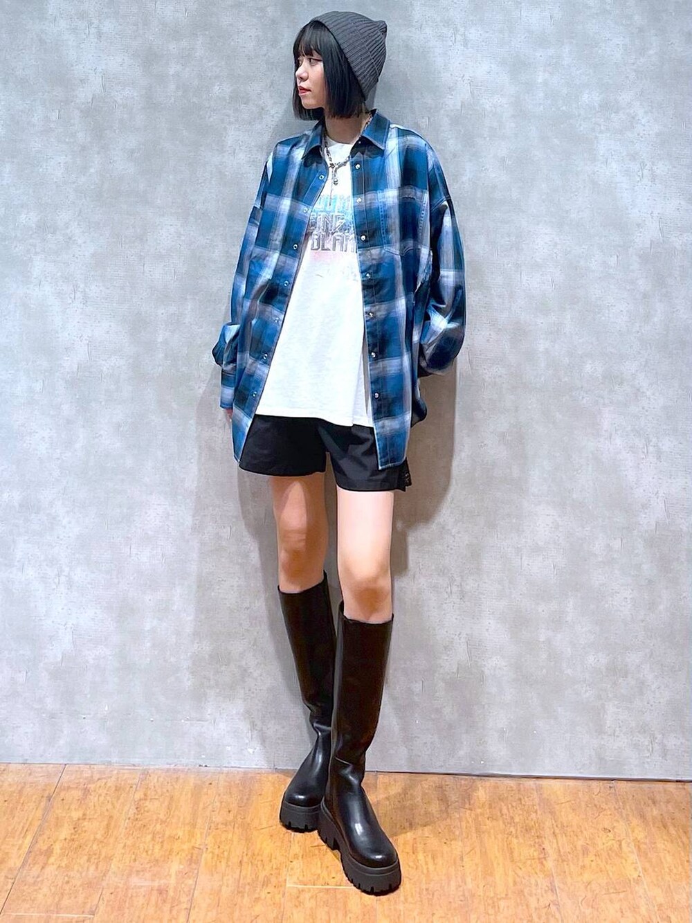 ホワイト系のTシャツ/カットソー、ブルー系のシャツ/ブラウス、ブラック系のブーツを着用したレディースの秋コーディネートの9枚目の写真