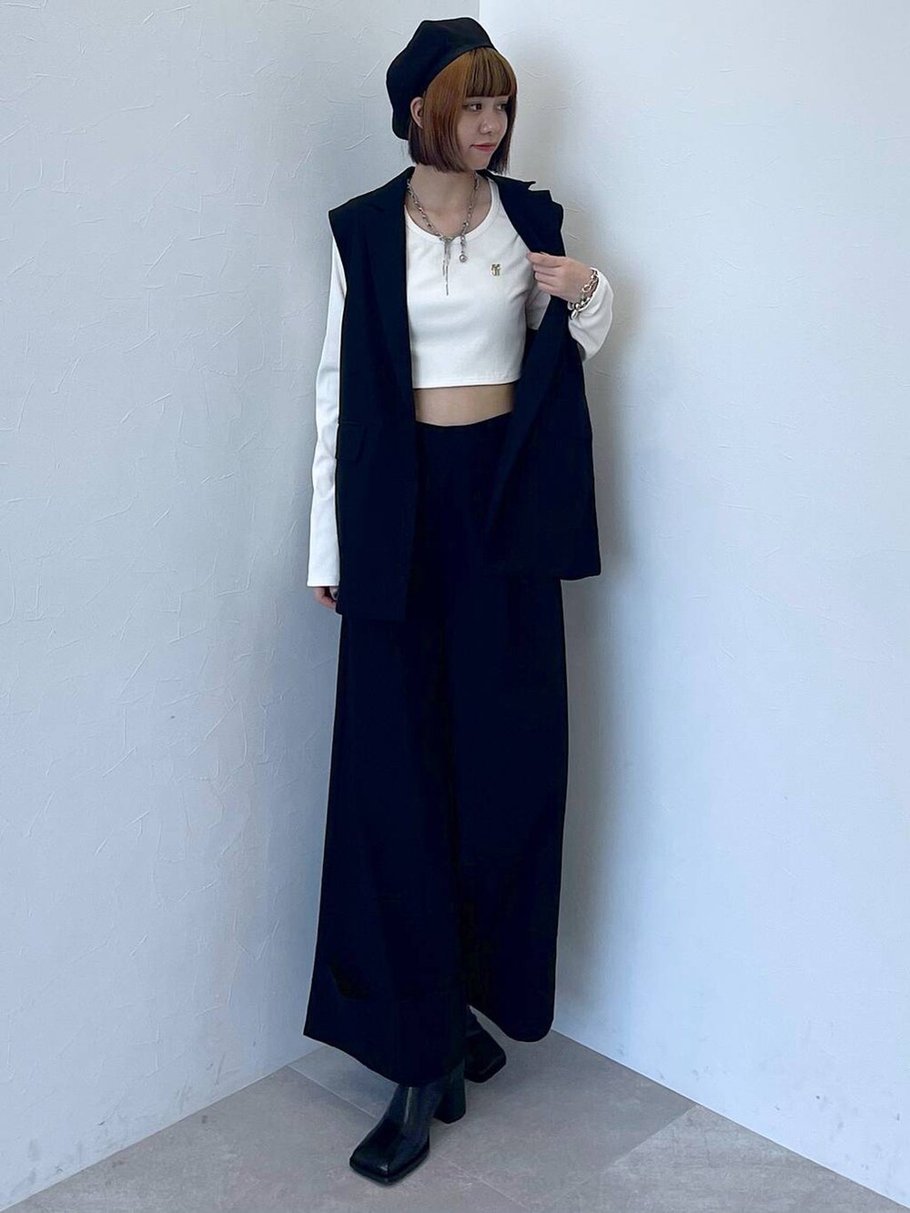 ブラック系のその他パンツ、ブラック系のベスト、ホワイト系のTシャツ/カットソーを着用したレディースの秋コーディネートの3枚目の写真