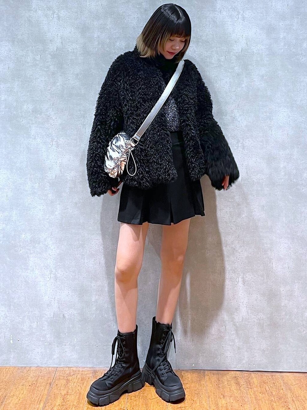 シルバー系のショルダーバッグ、ブラック系のその他パンツ、ブラック系のニット/セーターを着用したレディースの冬コーディネートの3枚目の写真