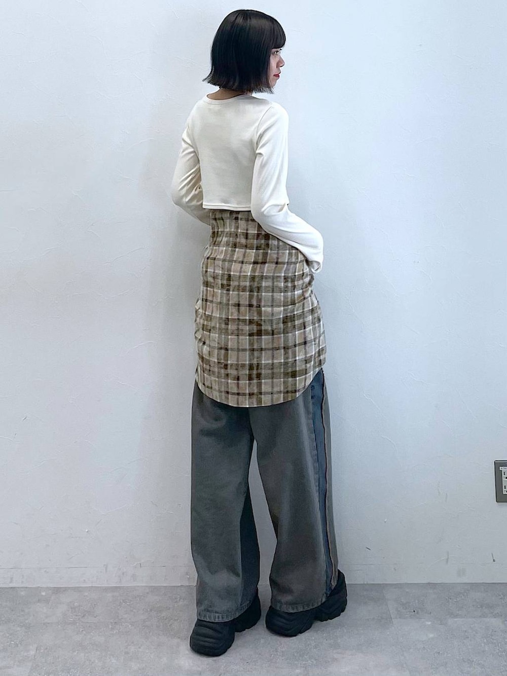 ブラック系のスニーカー、ブラウン系のシャツ/ブラウス、ブルー系のデニムパンツを着用したレディースの夏コーディネートの4枚目の写真