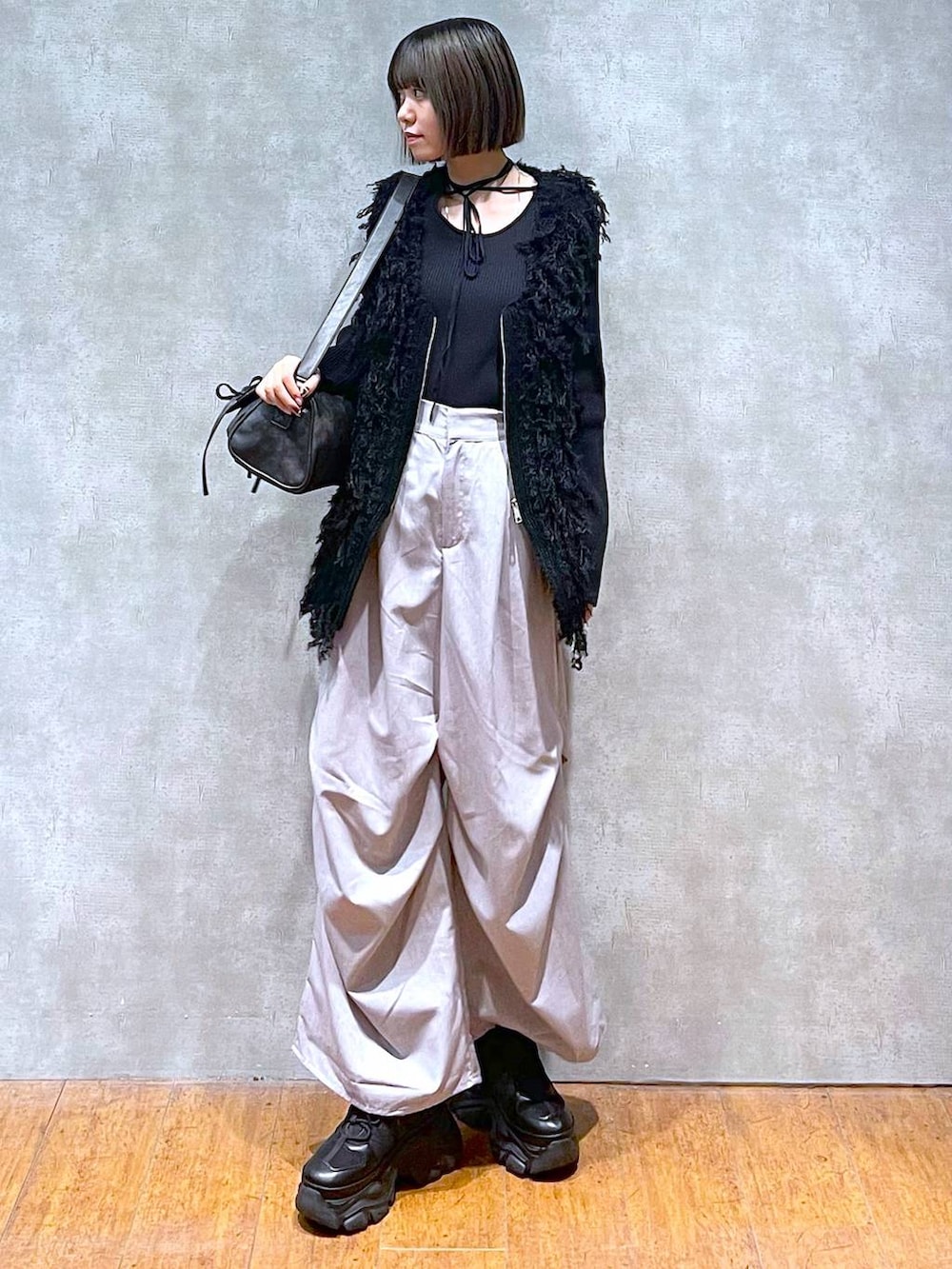 ブラック系のスニーカー、ブラック系のショルダーバッグ、グレー系のその他パンツを着用したレディースの秋コーディネートの7枚目の写真