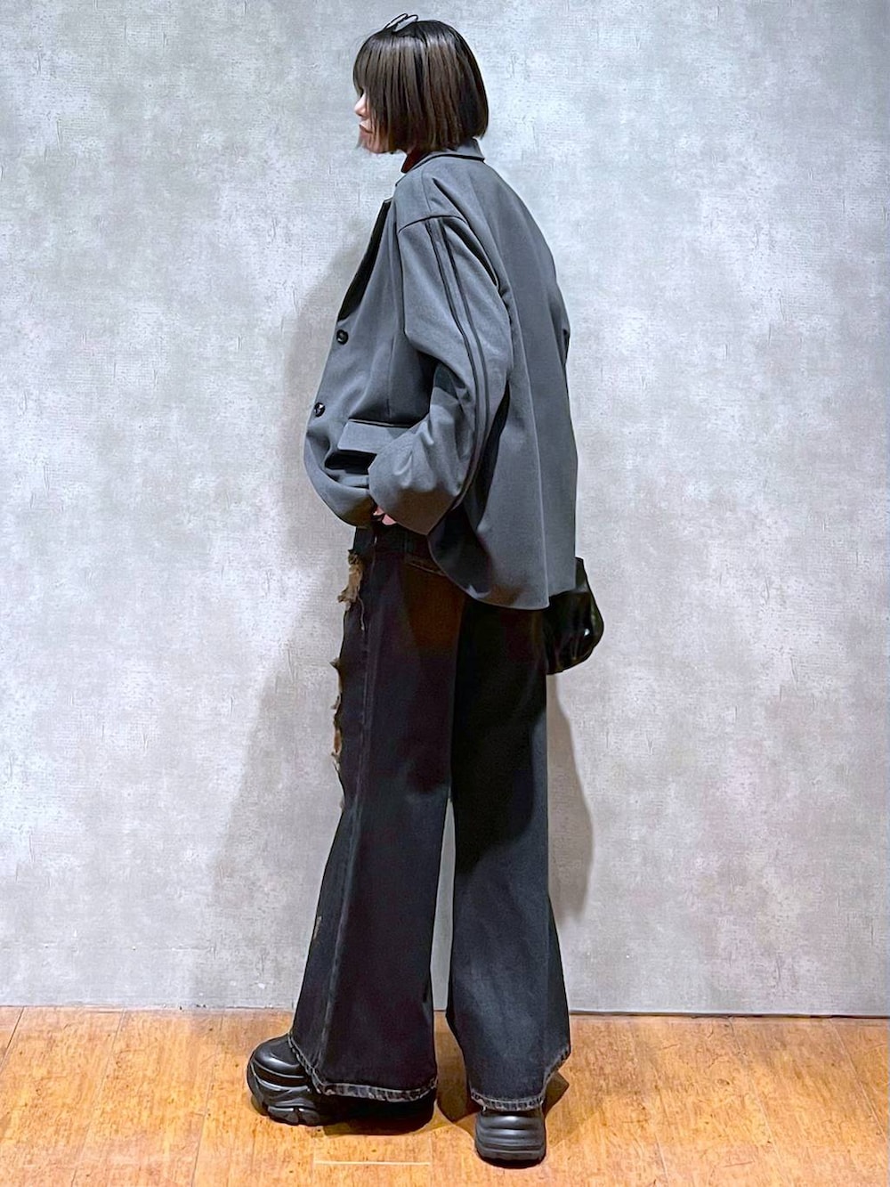 ブラック系のスニーカー、レッド系のニット/セーター、ブラック系のハンドバッグを着用したレディースの秋コーディネートの6枚目の写真