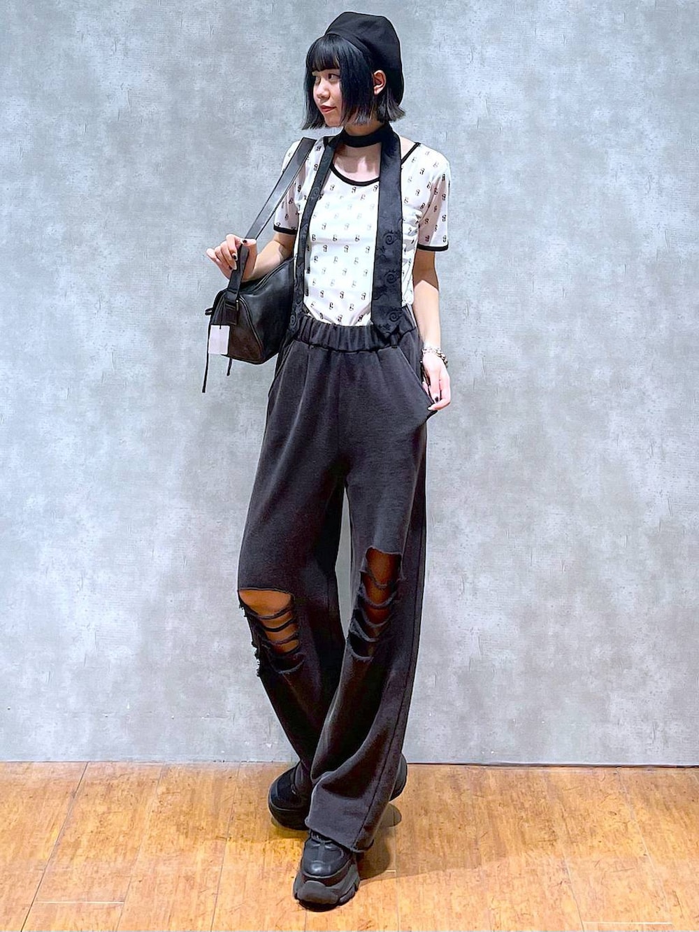 ブラック系のスニーカー、ブラック系のネクタイ、ブラック系のショルダーバッグを着用したレディースの夏コーディネートの2枚目の写真